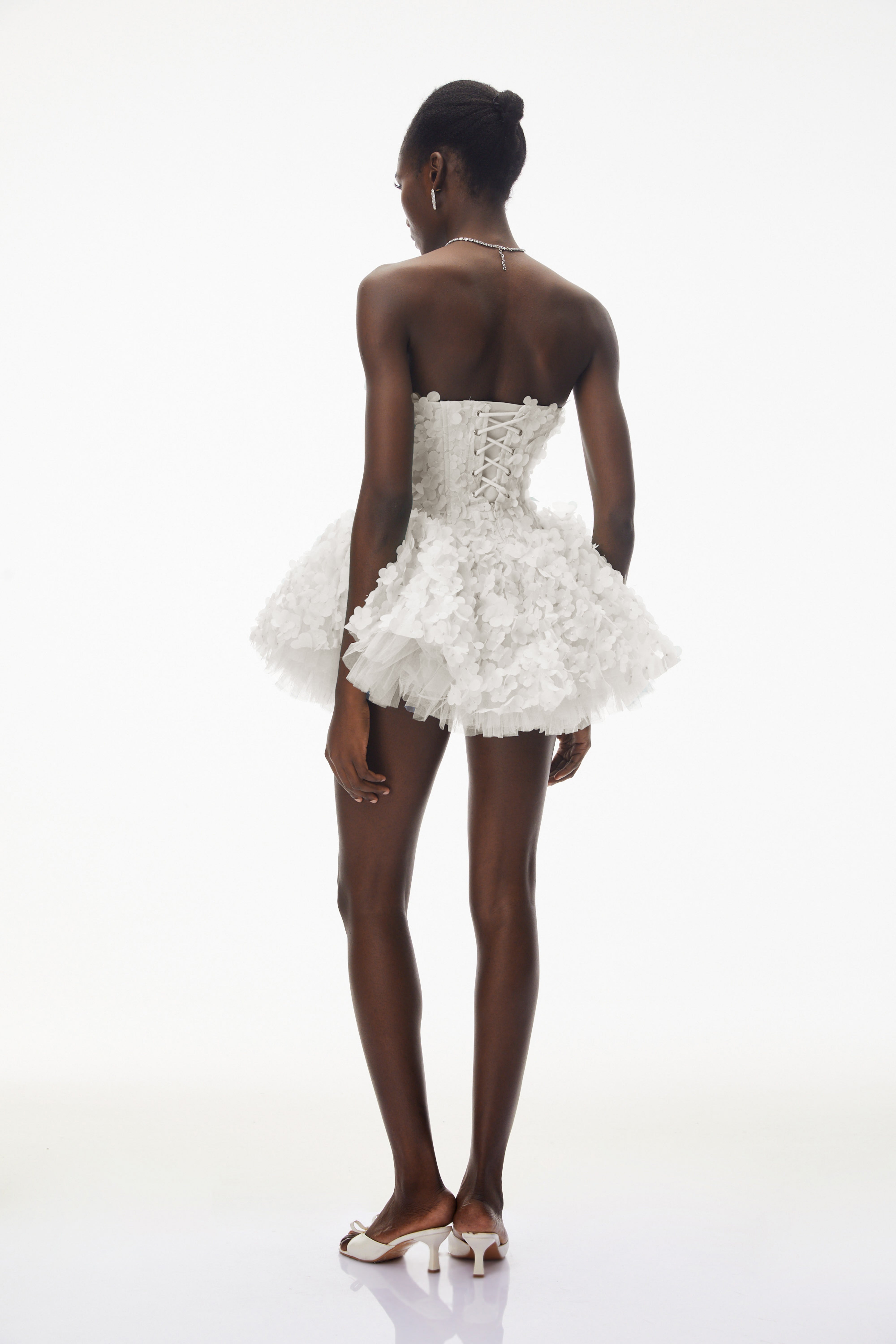 فستان قصير "بيتل باف" باللون الأبيض من June White بتصميم ثلاثي الأبعاد