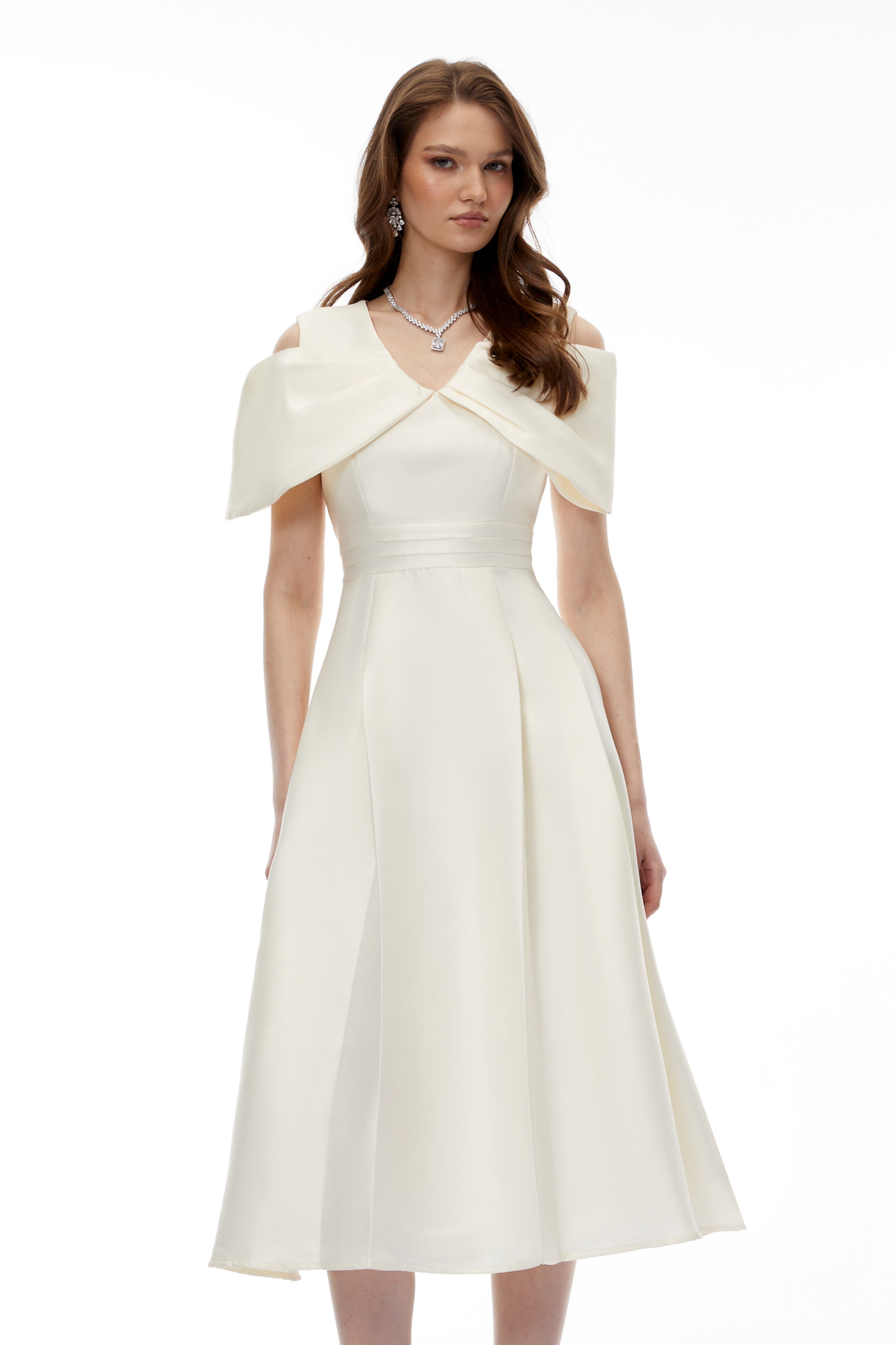 فستان ميدي من الساتان برقبة على شكل V بلون شمبانيا من ماركة Juniper مع تفاصيل على شكل فيونكة