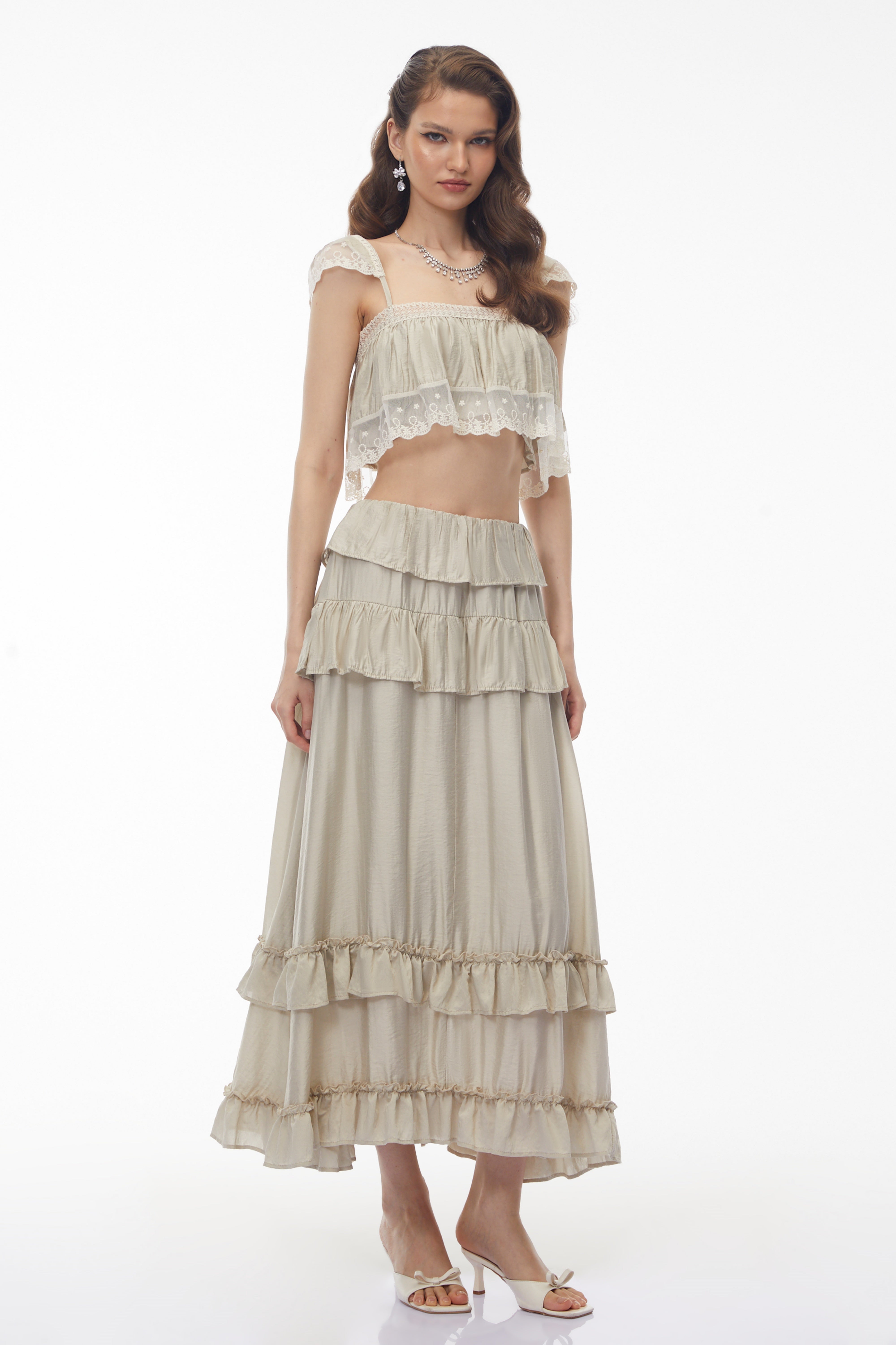 طقم من جوتورنا يتألف من بلوزة قصيرة باللون المشمشي الرمادي وتنورة مكشكشة