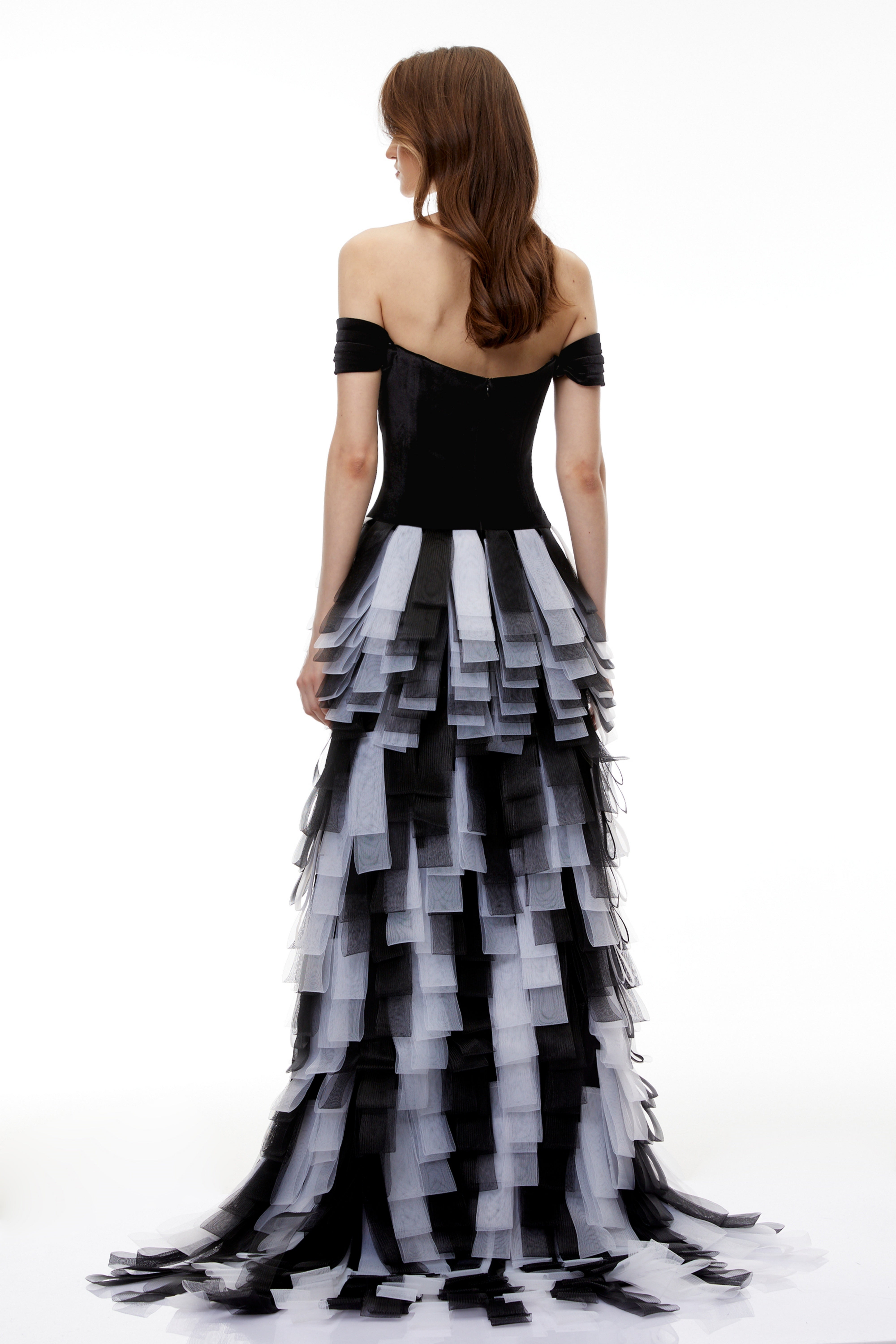 فستان قصير غير متماثل من كايتلين بلاك بألوان متباينة