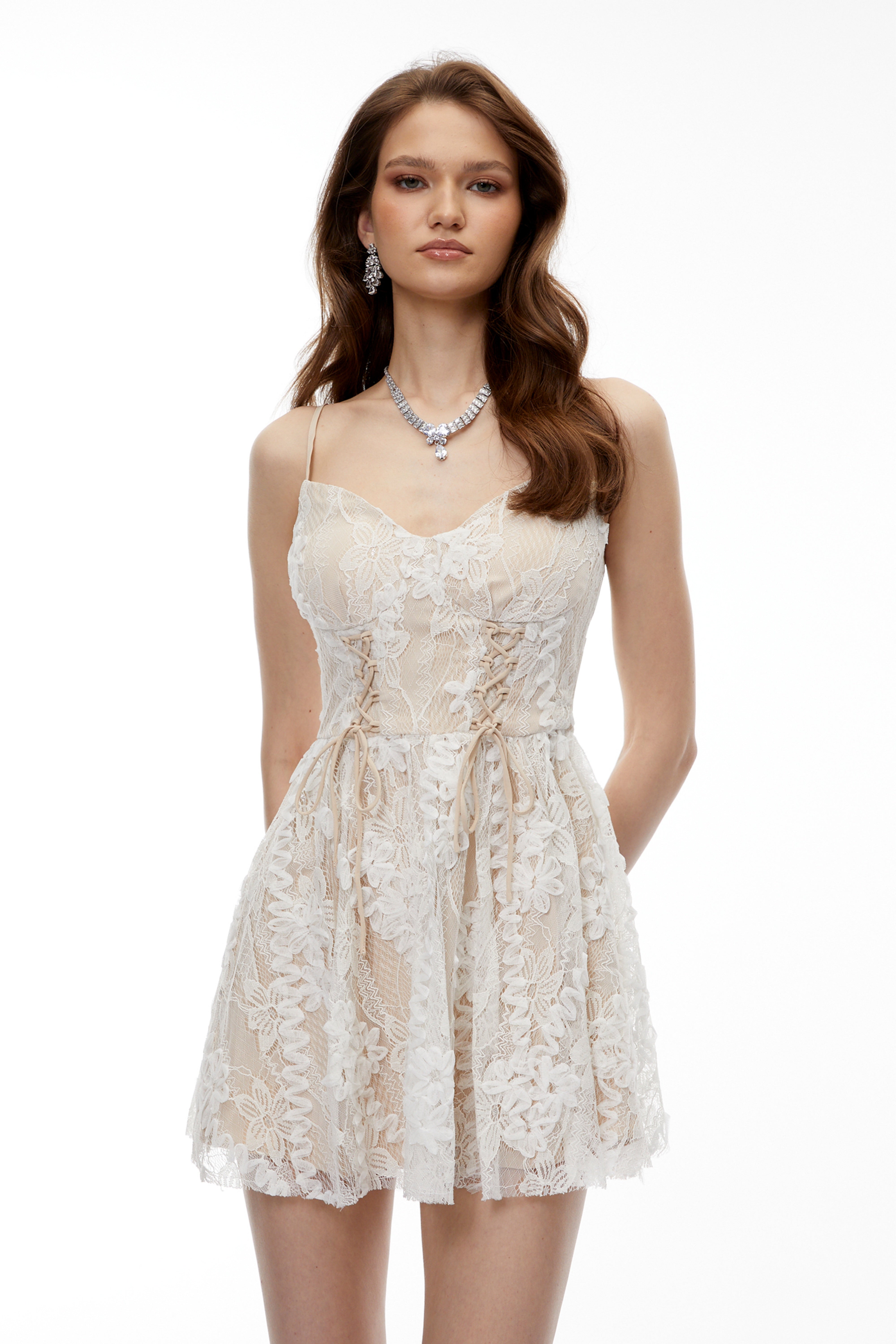 فستان قصير من الدانتيل بنقشة زهور بلون محايد من كاريل