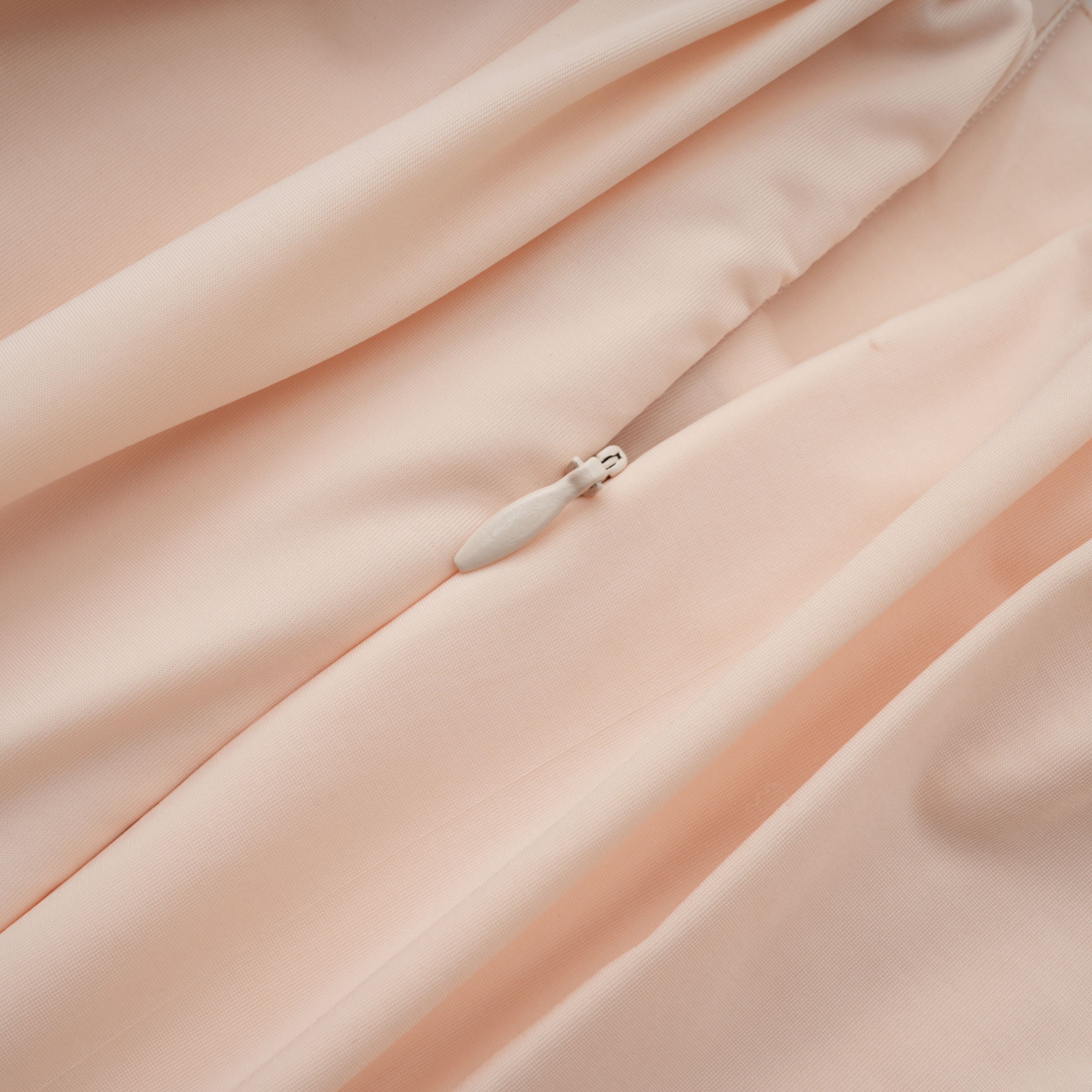 فستان طويل بياقة عالية وكتافات من الدانتيل باللون المحايد من Karine