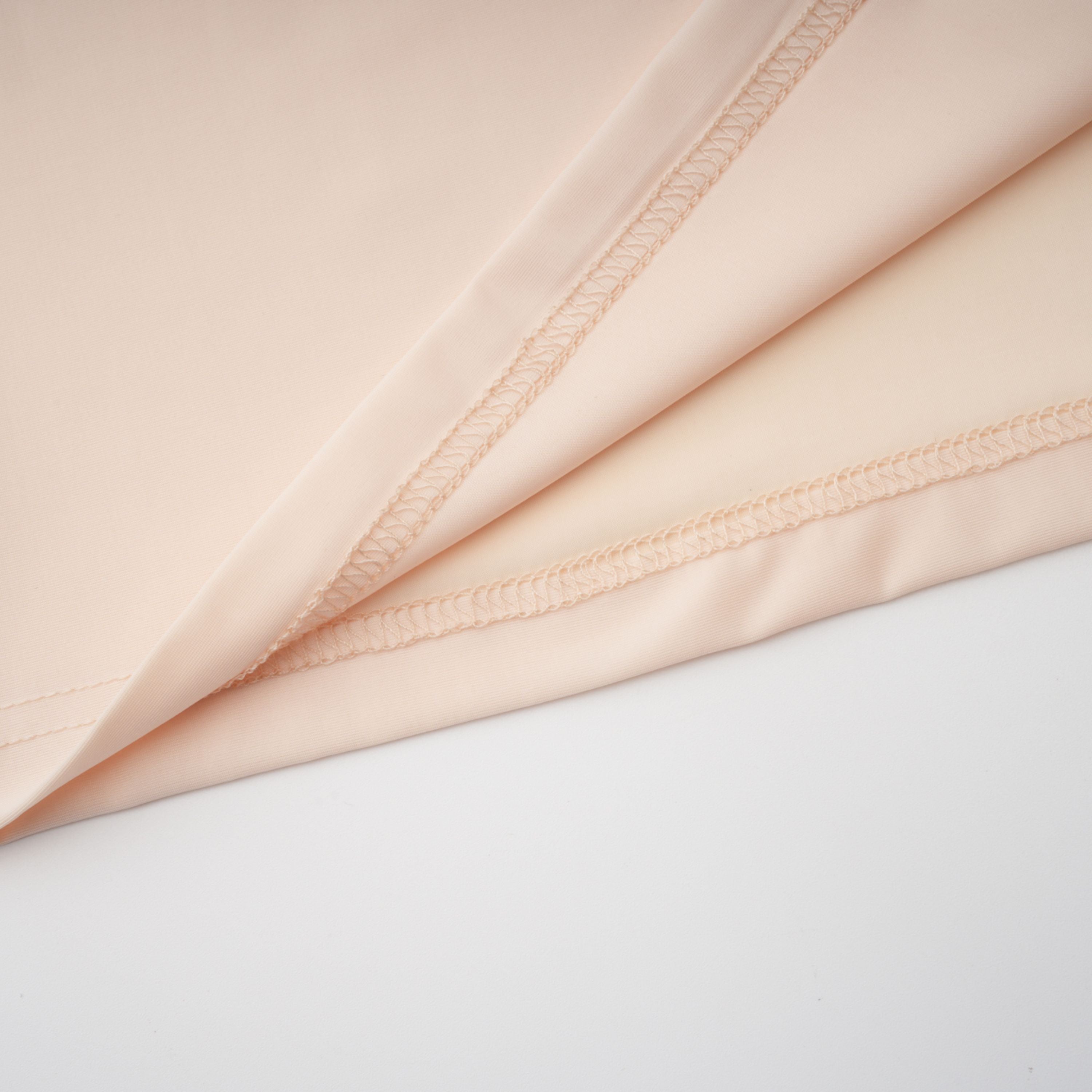 فستان طويل بياقة عالية وكتافات من الدانتيل باللون المحايد من Karine