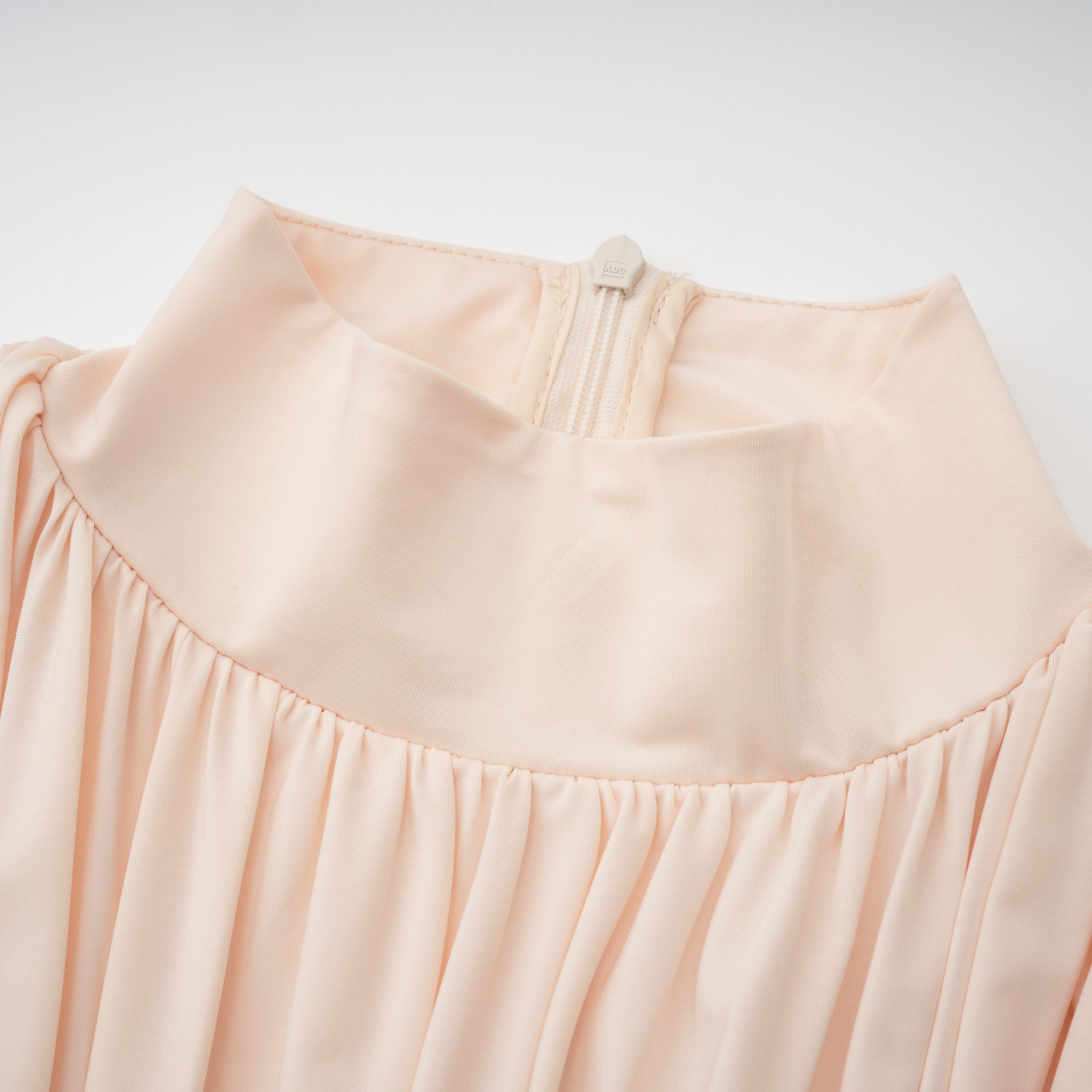 فستان طويل بياقة عالية وكتافات من الدانتيل باللون المحايد من Karine