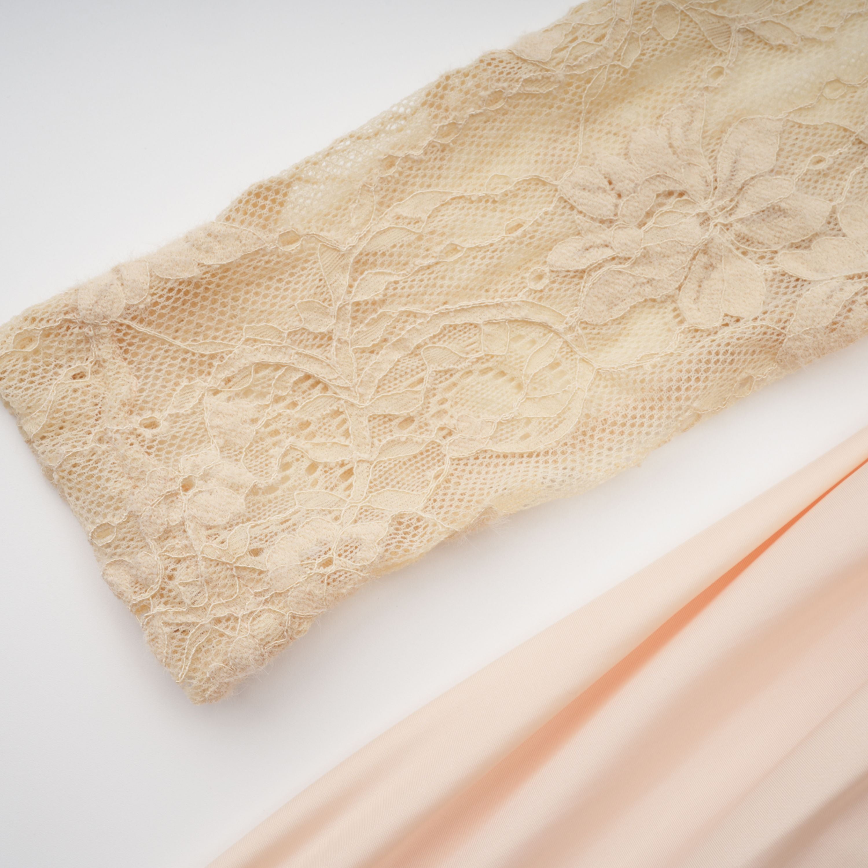 فستان طويل بياقة عالية وكتافات من الدانتيل باللون المحايد من Karine