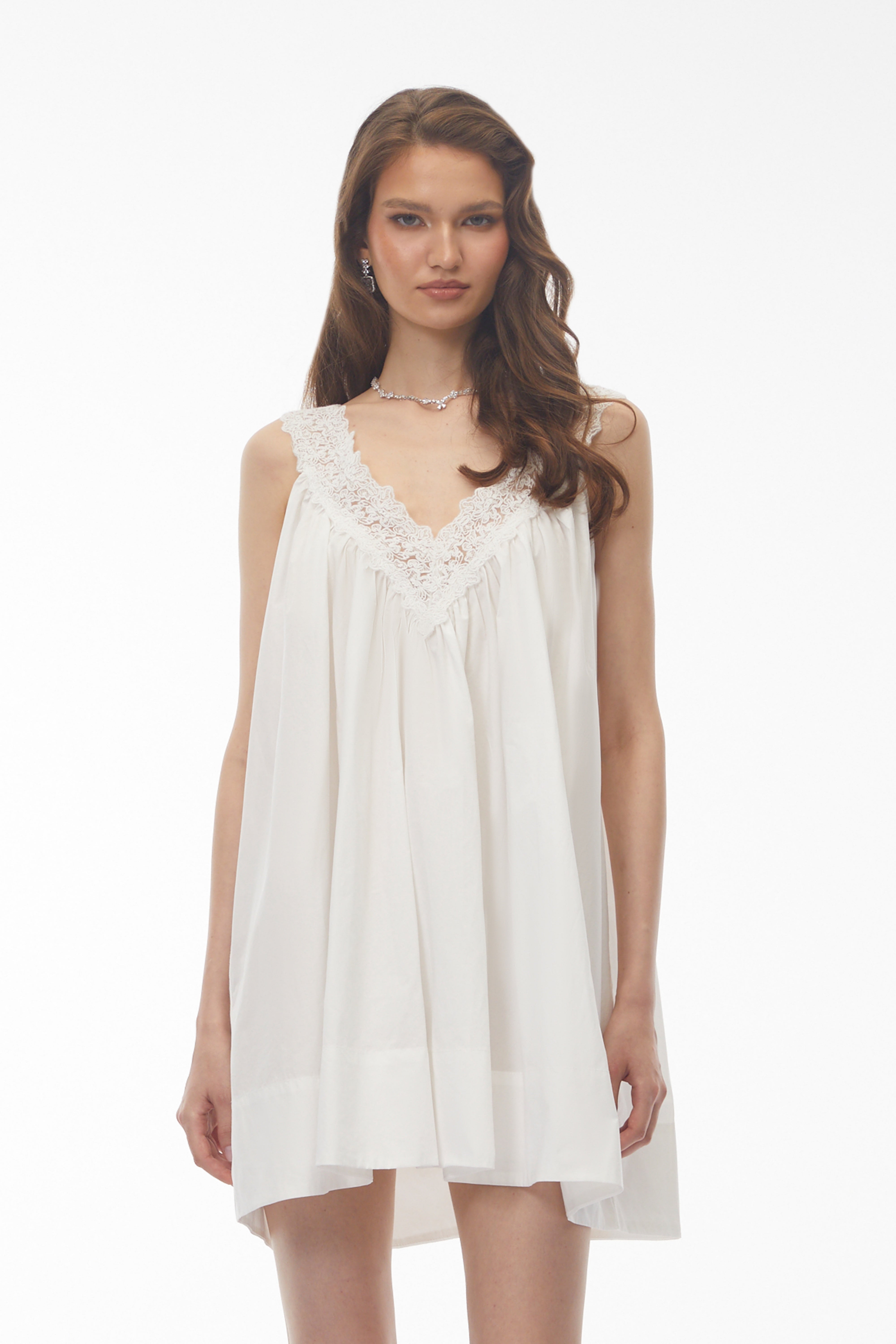 Mini-robe Kátia blanche à fronces et bordure en dentelle
