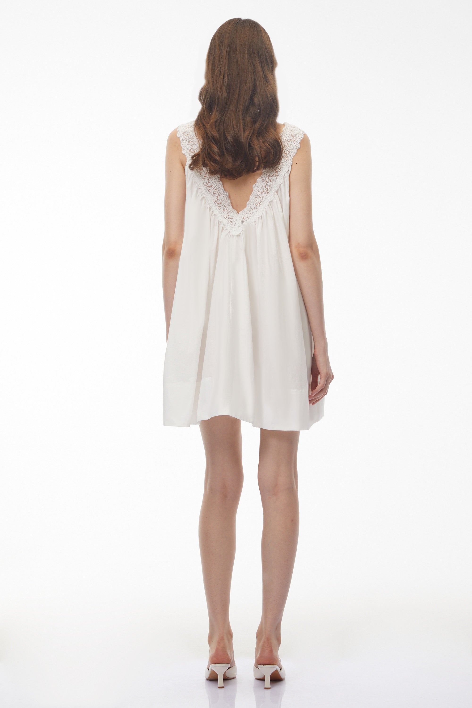 Mini-robe Kátia blanche à fronces et bordure en dentelle