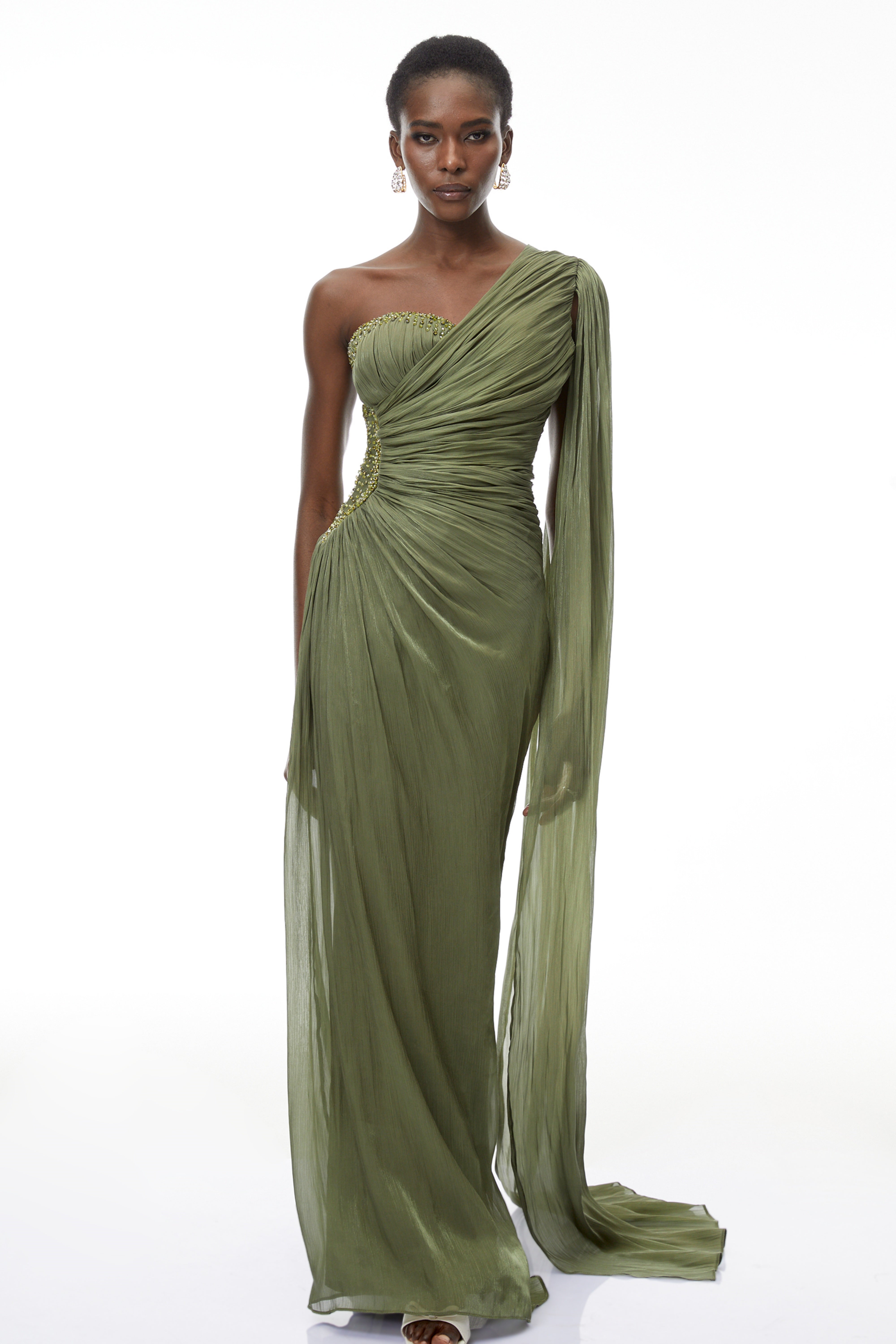 فستان طويل أخضر بكتف واحد ومزين بكشكشة