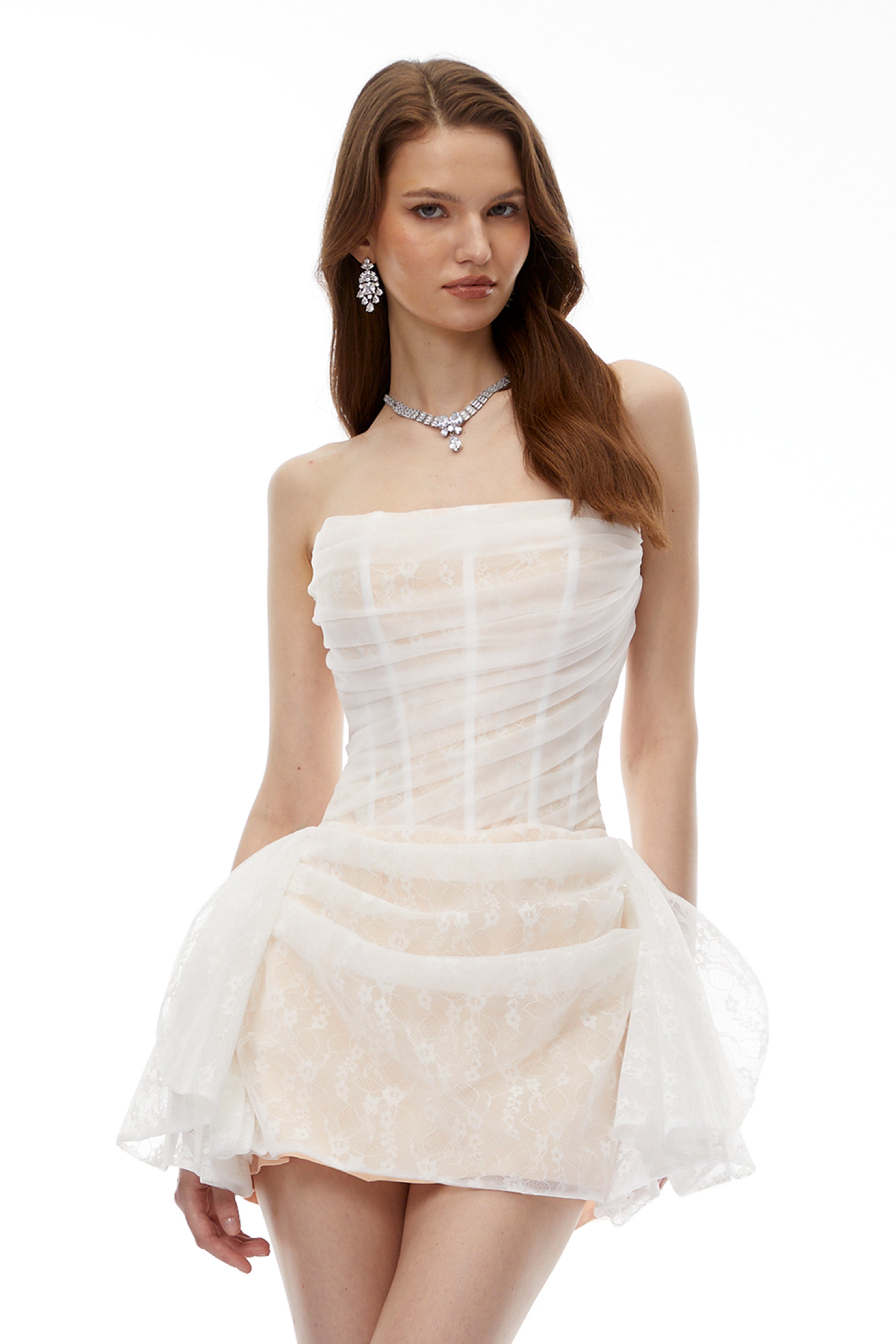 فستان قصير من كراسافا باللون الأبيض، مزين بالدانتيل والزهور والكشكشة