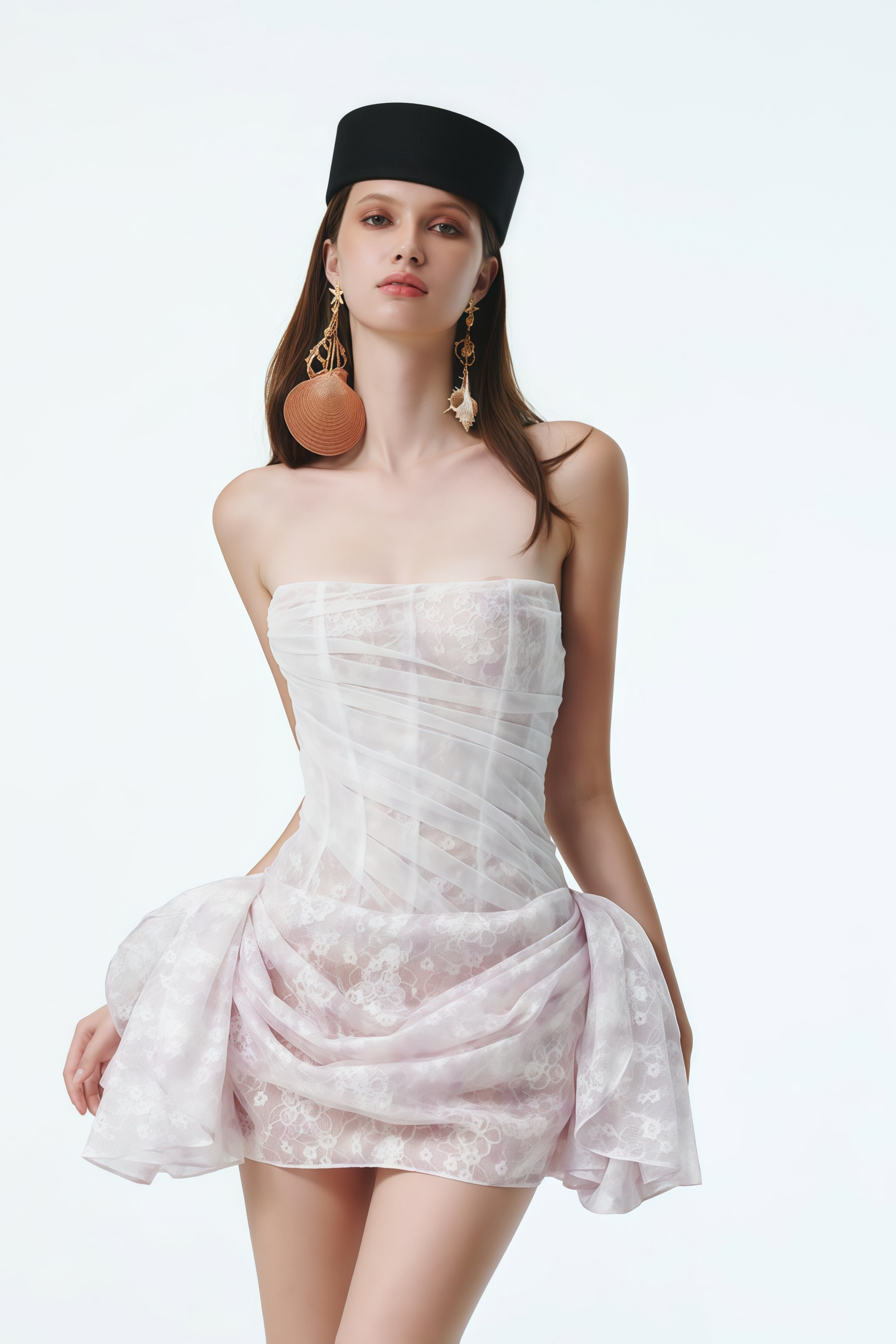 فستان قصير من كراسافا باللون الأبيض، مزين بالدانتيل والزهور والكشكشة