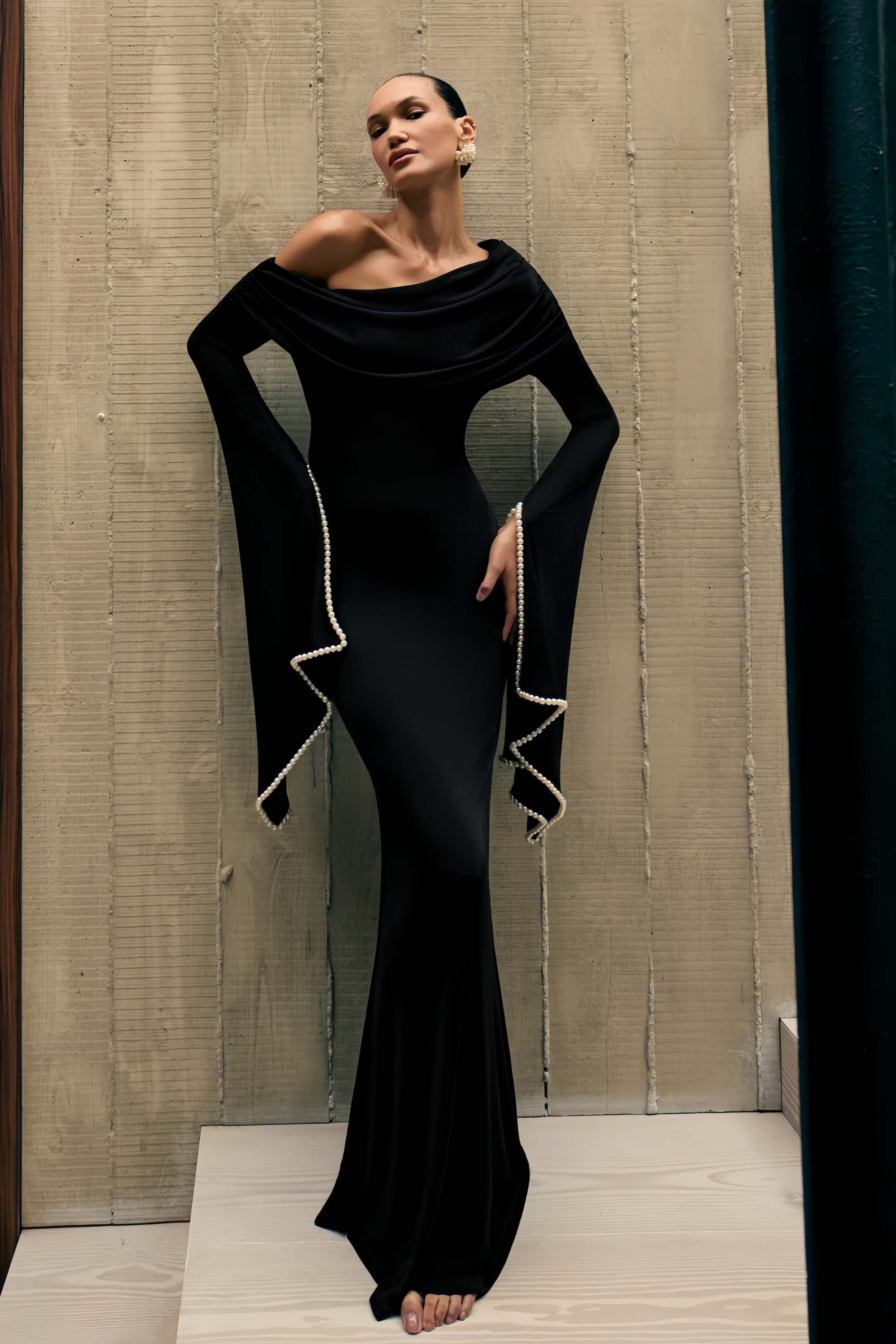 فستان ماكسي سيمونا أسود بكتف واحد وحواف لؤلؤية