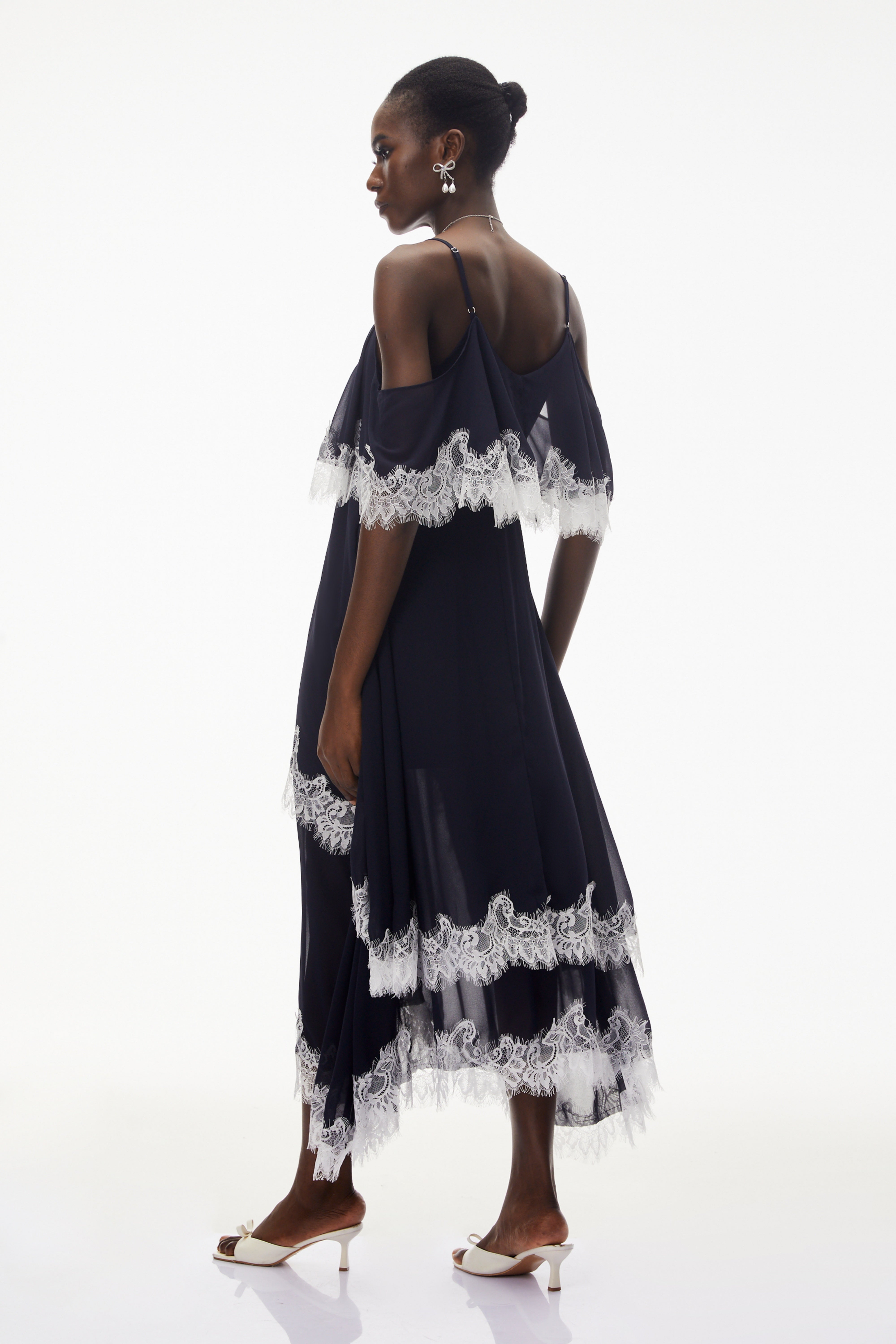 Larysa Navy – Maxikleid mit Stufenrock und Spitzenbesatz