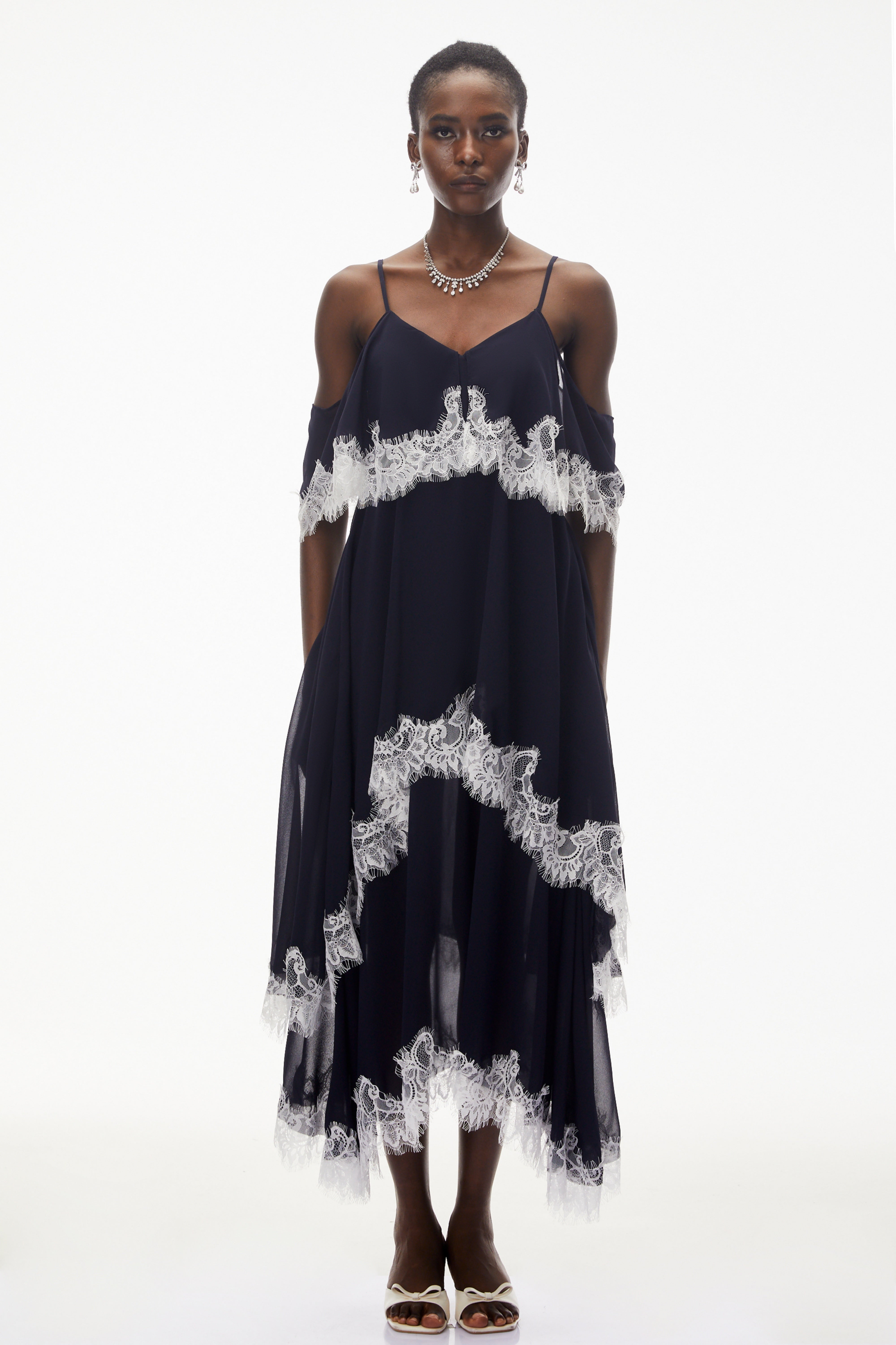 Larysa Navy – Maxikleid mit Stufenrock und Spitzenbesatz