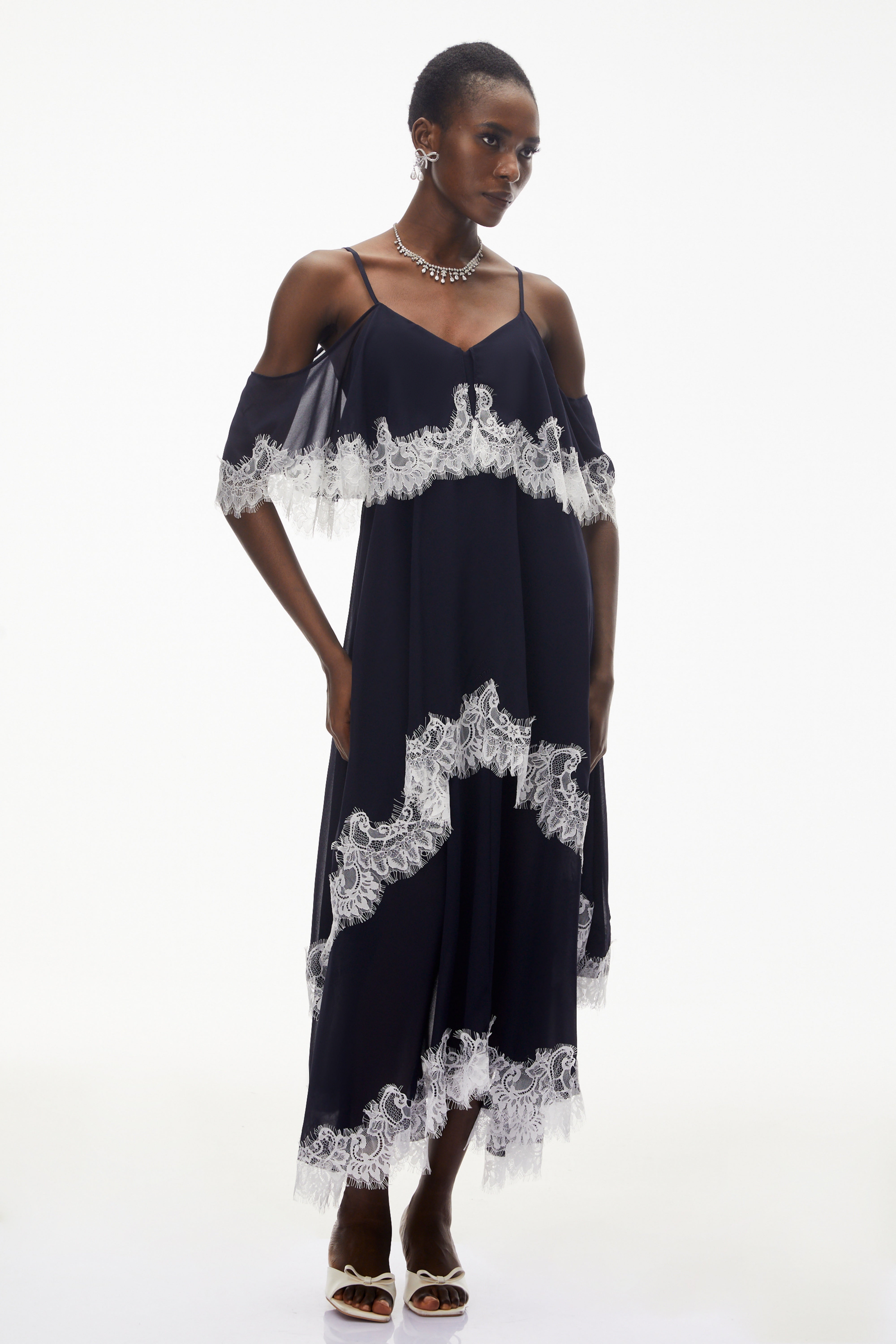 Larysa Navy – Maxikleid mit Stufenrock und Spitzenbesatz