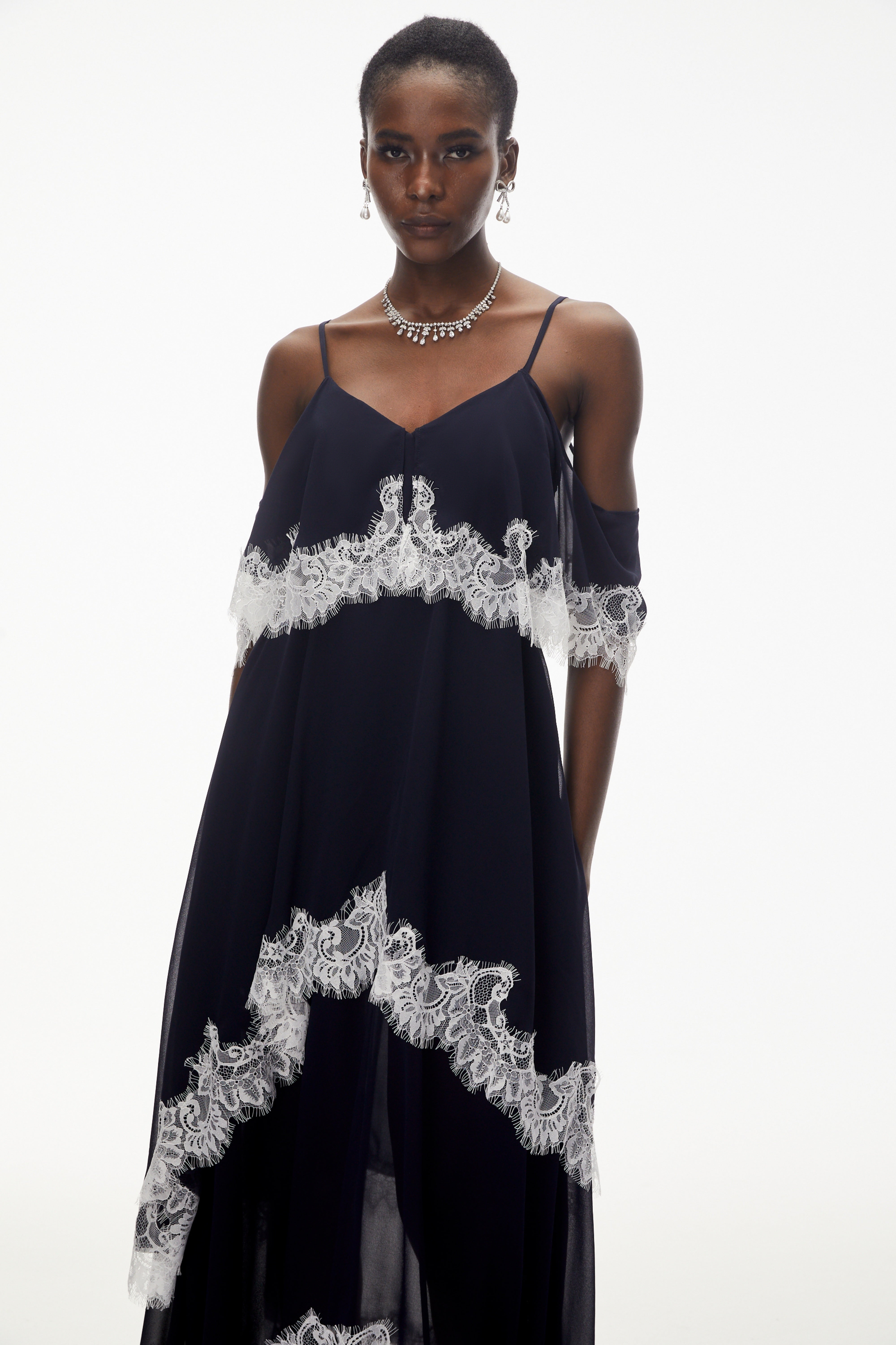 Larysa Navy – Maxikleid mit Stufenrock und Spitzenbesatz