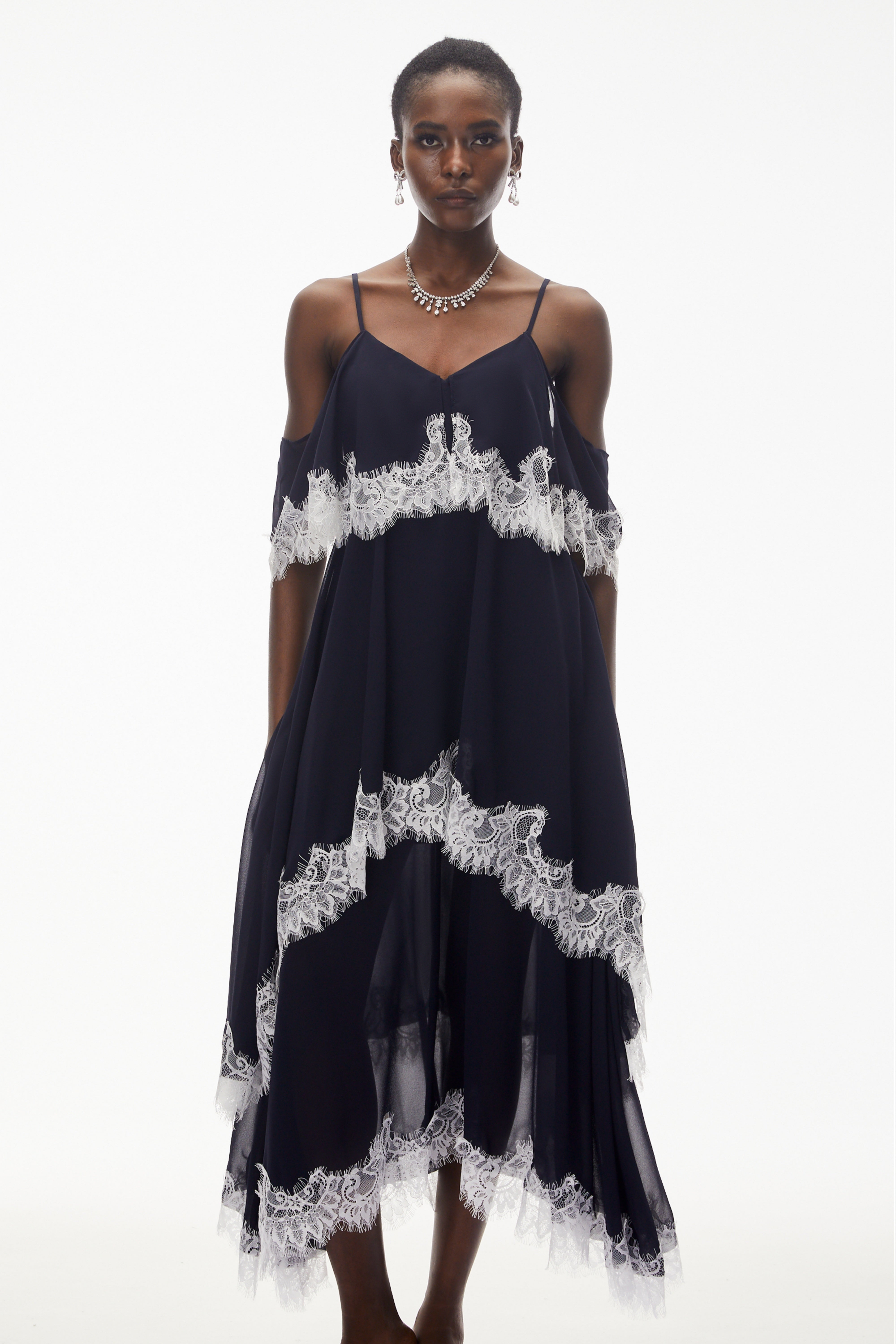 Larysa Navy – Maxikleid mit Stufenrock und Spitzenbesatz