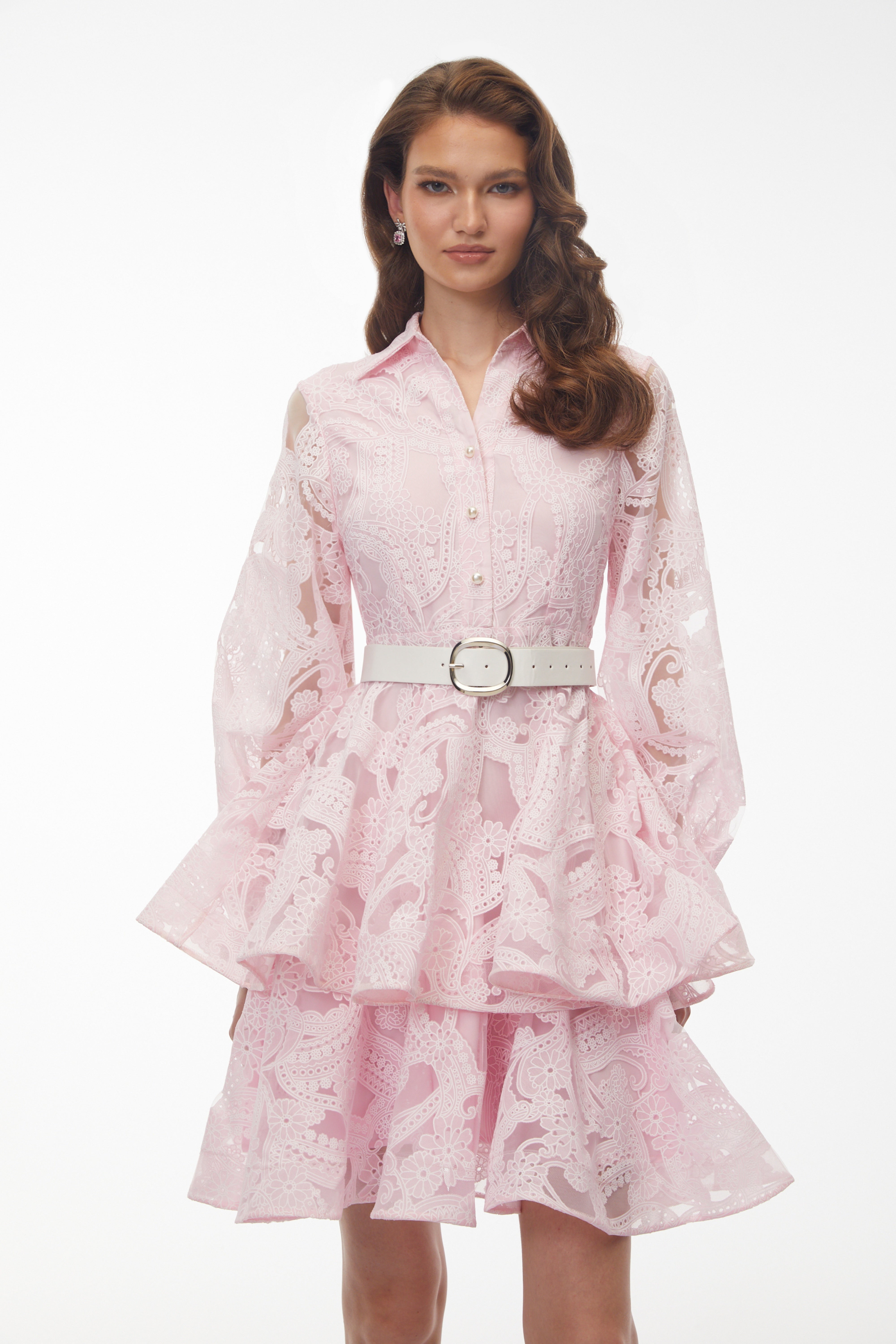 Mini-robe rose poudré à manches bouffantes et volants en dentelle « Lavinia »