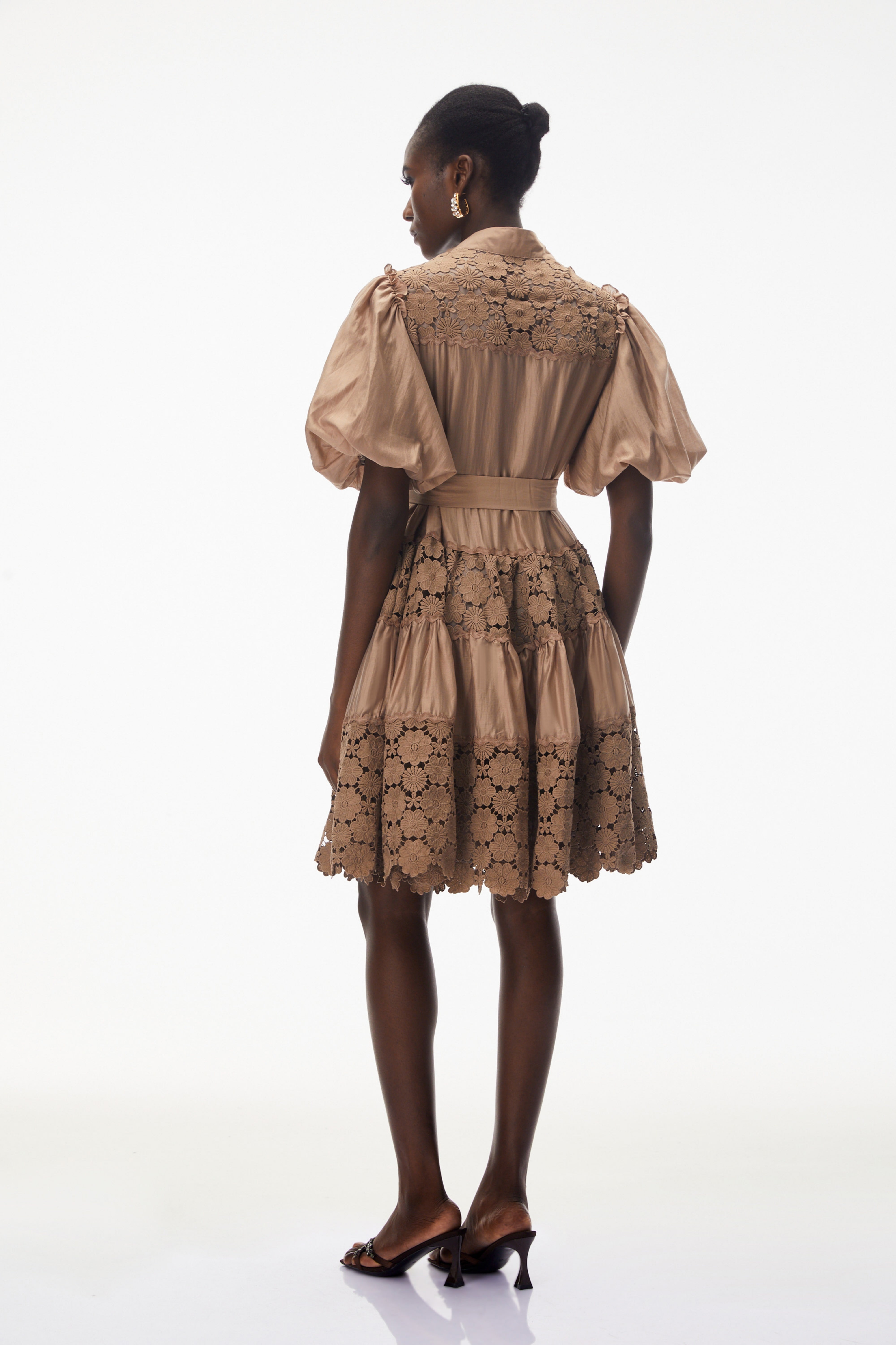 Lavinia Mini-Kleid aus kamelfarbenem Satin mit Einsätzen aus Blumen-Spitze