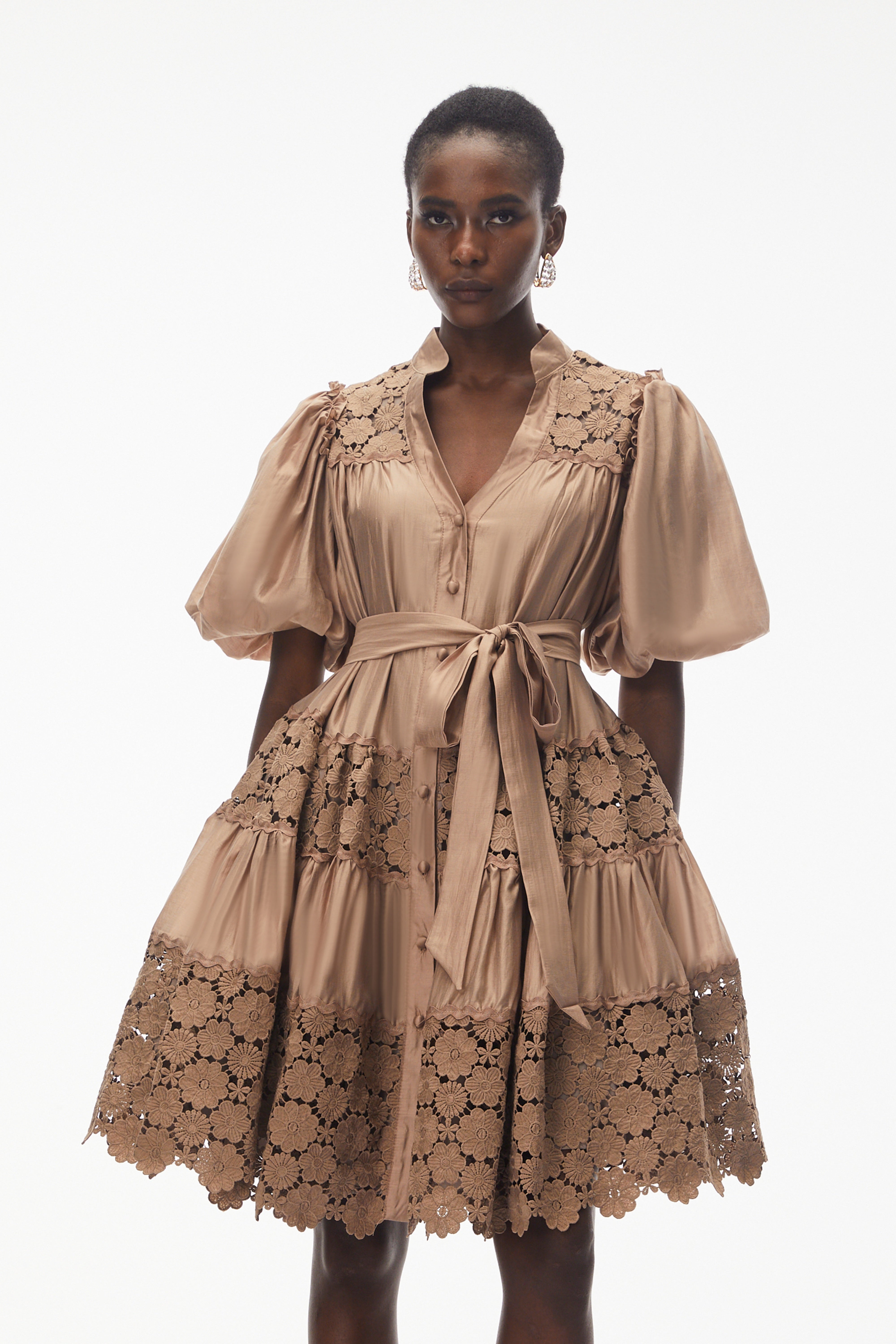 Lavinia Mini-Kleid aus kamelfarbenem Satin mit Einsätzen aus Blumen-Spitze