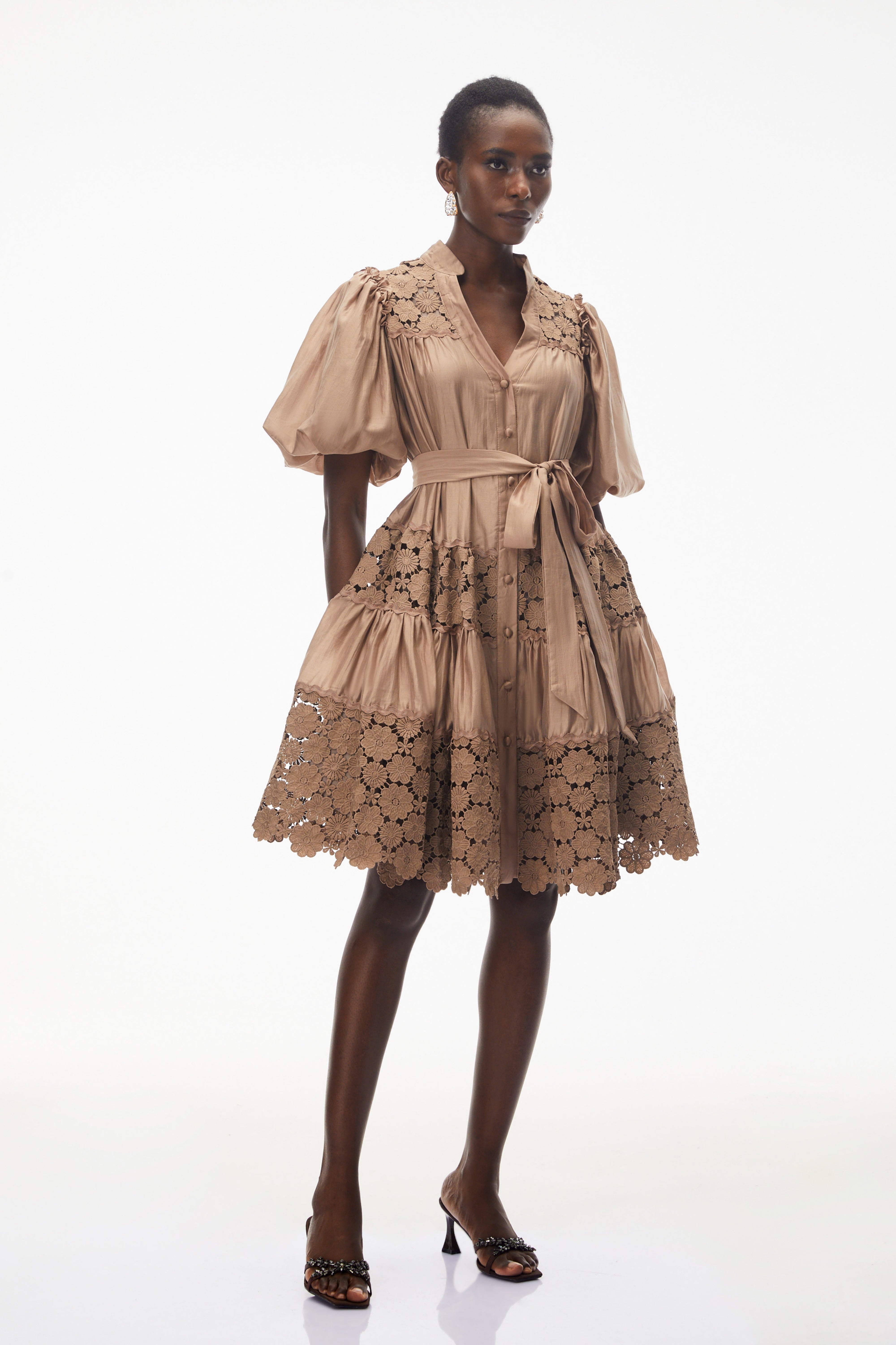 Lavinia Mini-Kleid aus kamelfarbenem Satin mit Einsätzen aus Blumen-Spitze