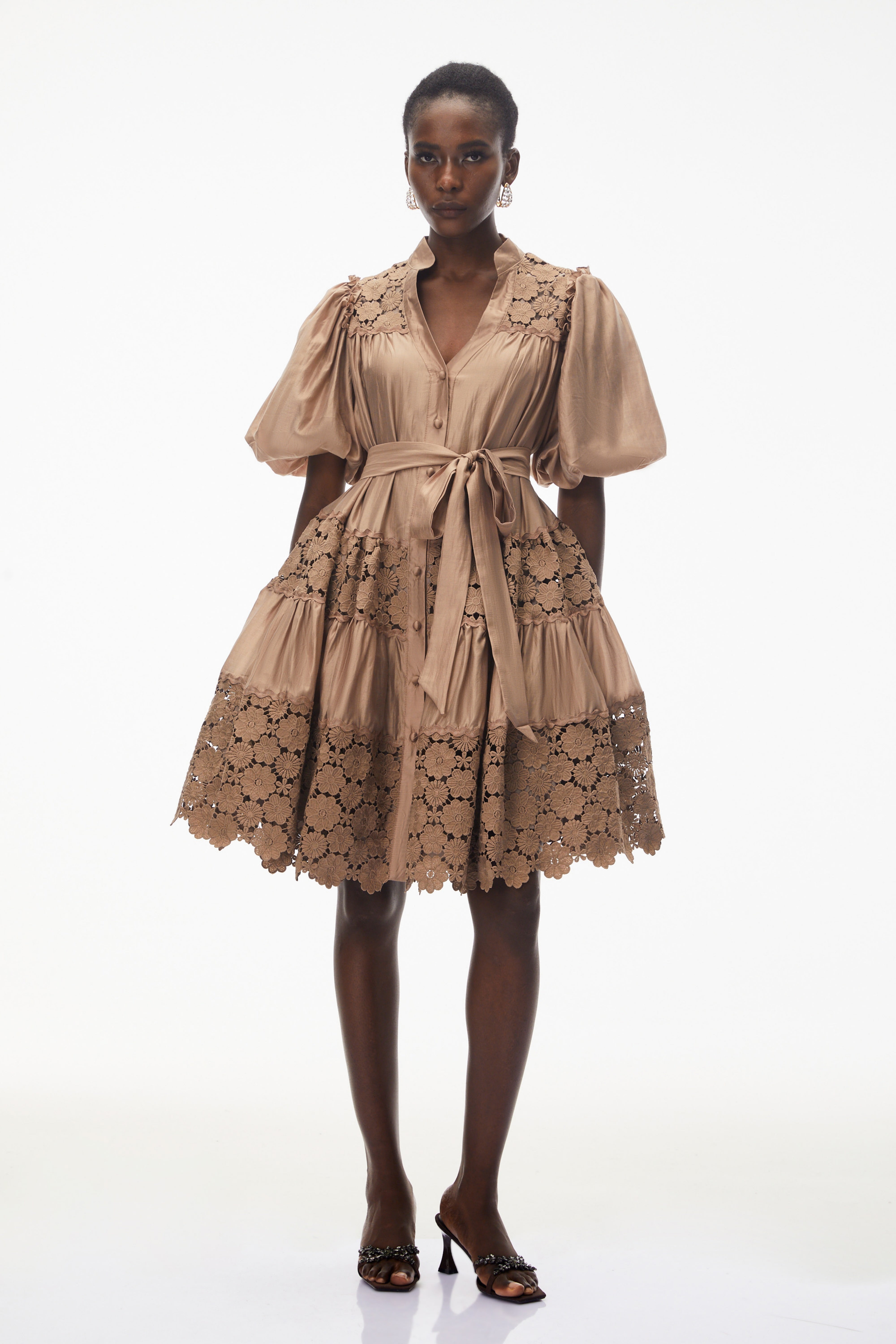 Lavinia Mini-Kleid aus kamelfarbenem Satin mit Einsätzen aus Blumen-Spitze