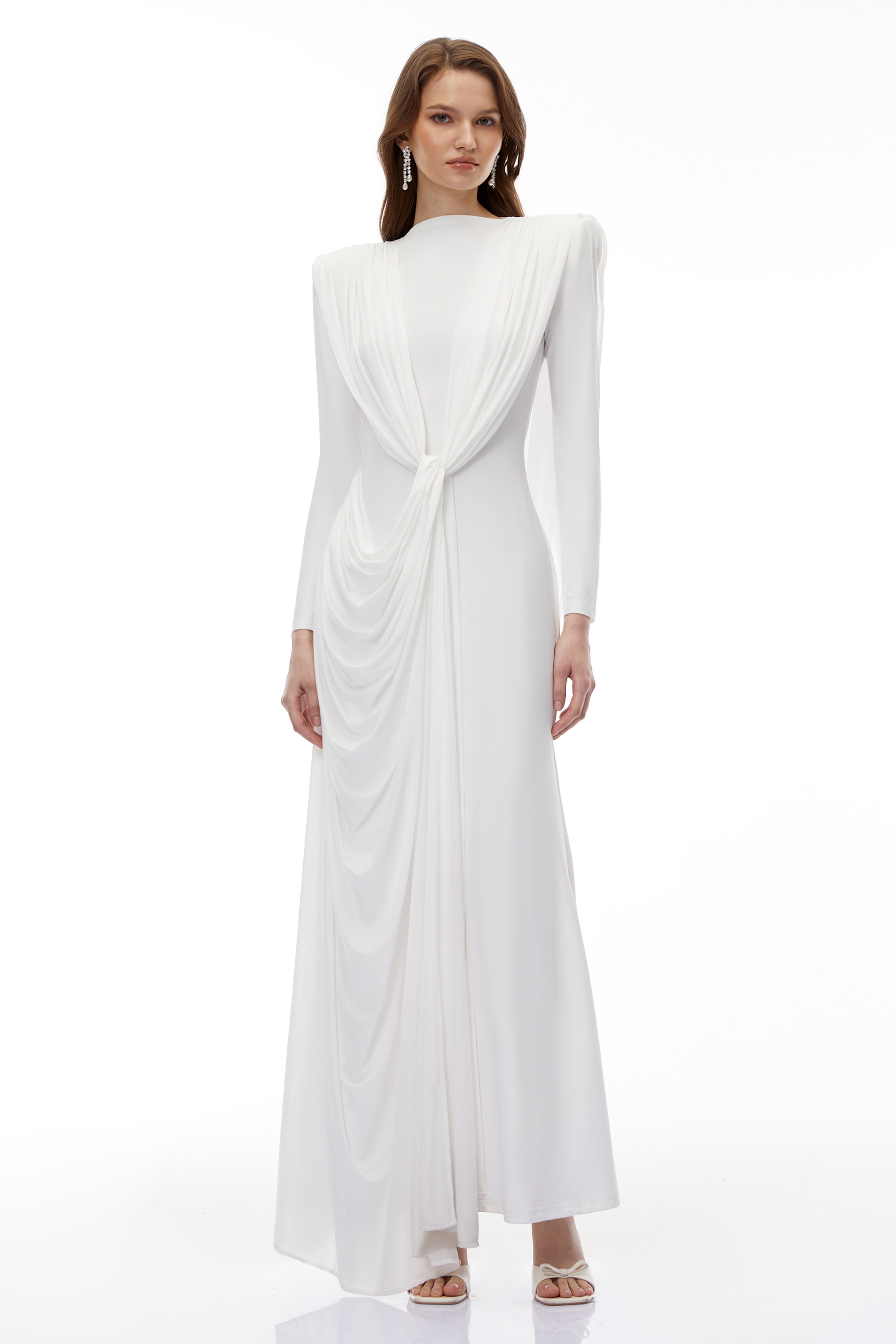 Lavinia Weißes asymmetrisches Cape-Maxikleid