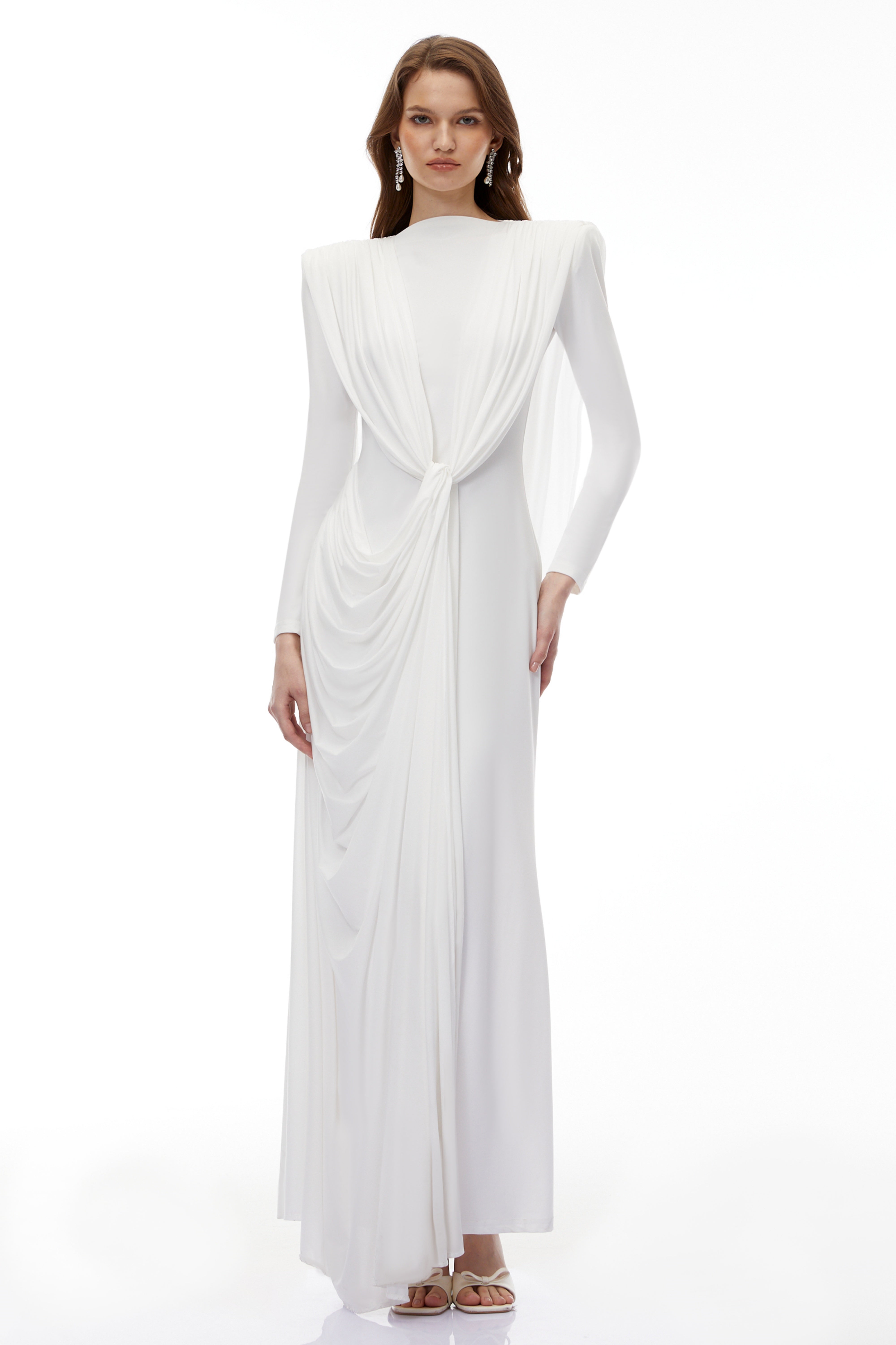 Lavinia Weißes asymmetrisches Cape-Maxikleid