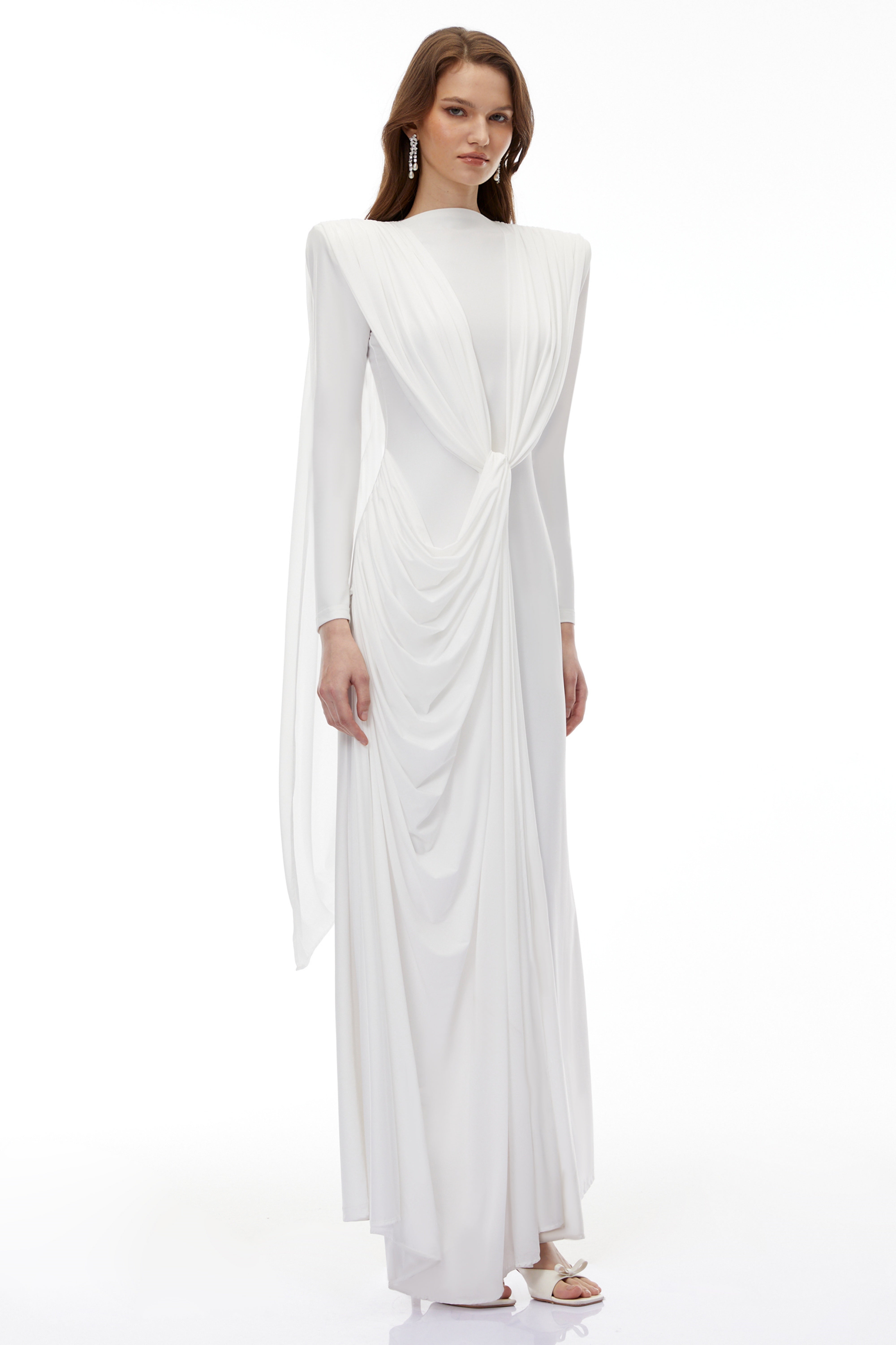 Lavinia Weißes asymmetrisches Cape-Maxikleid