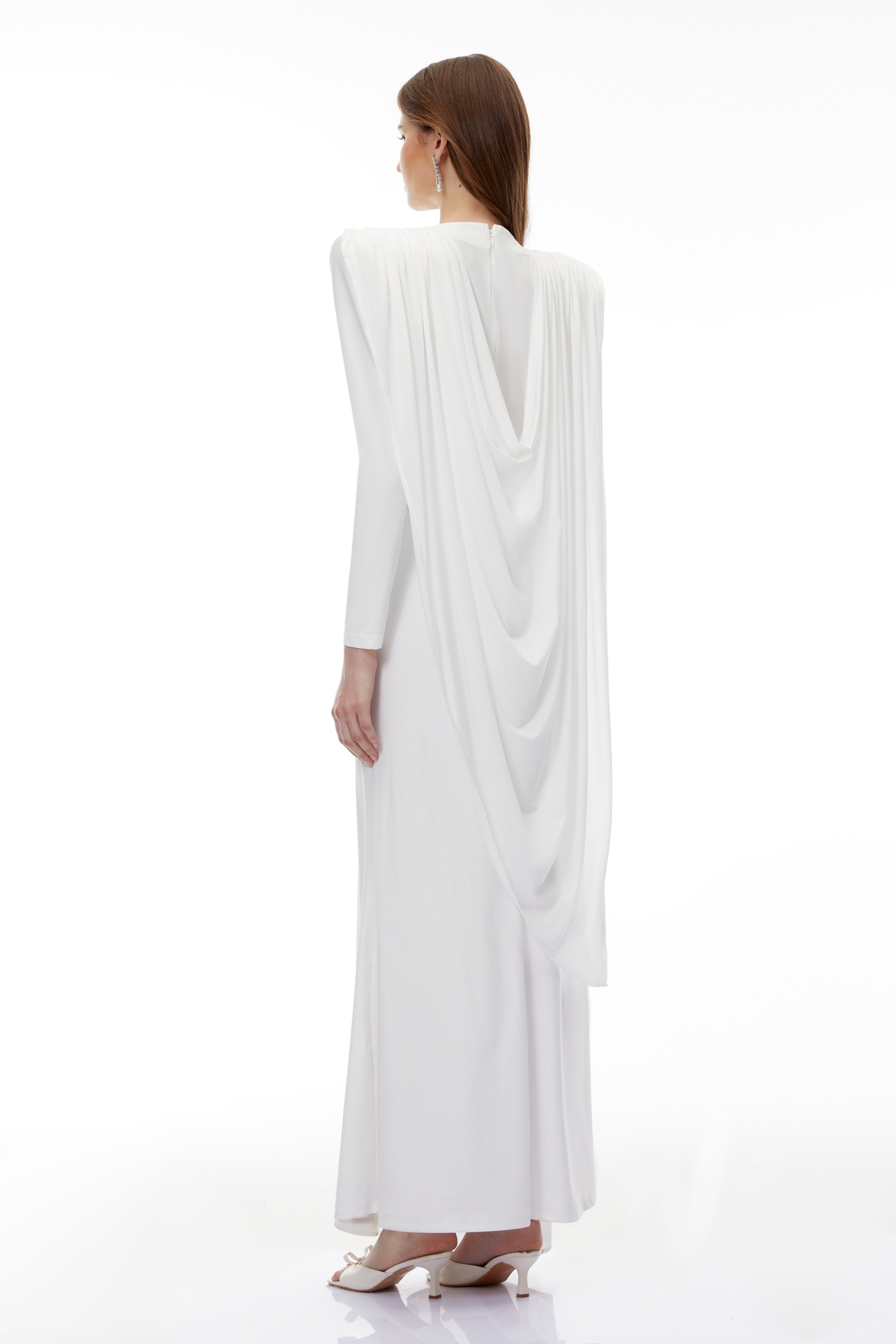 Lavinia Weißes asymmetrisches Cape-Maxikleid