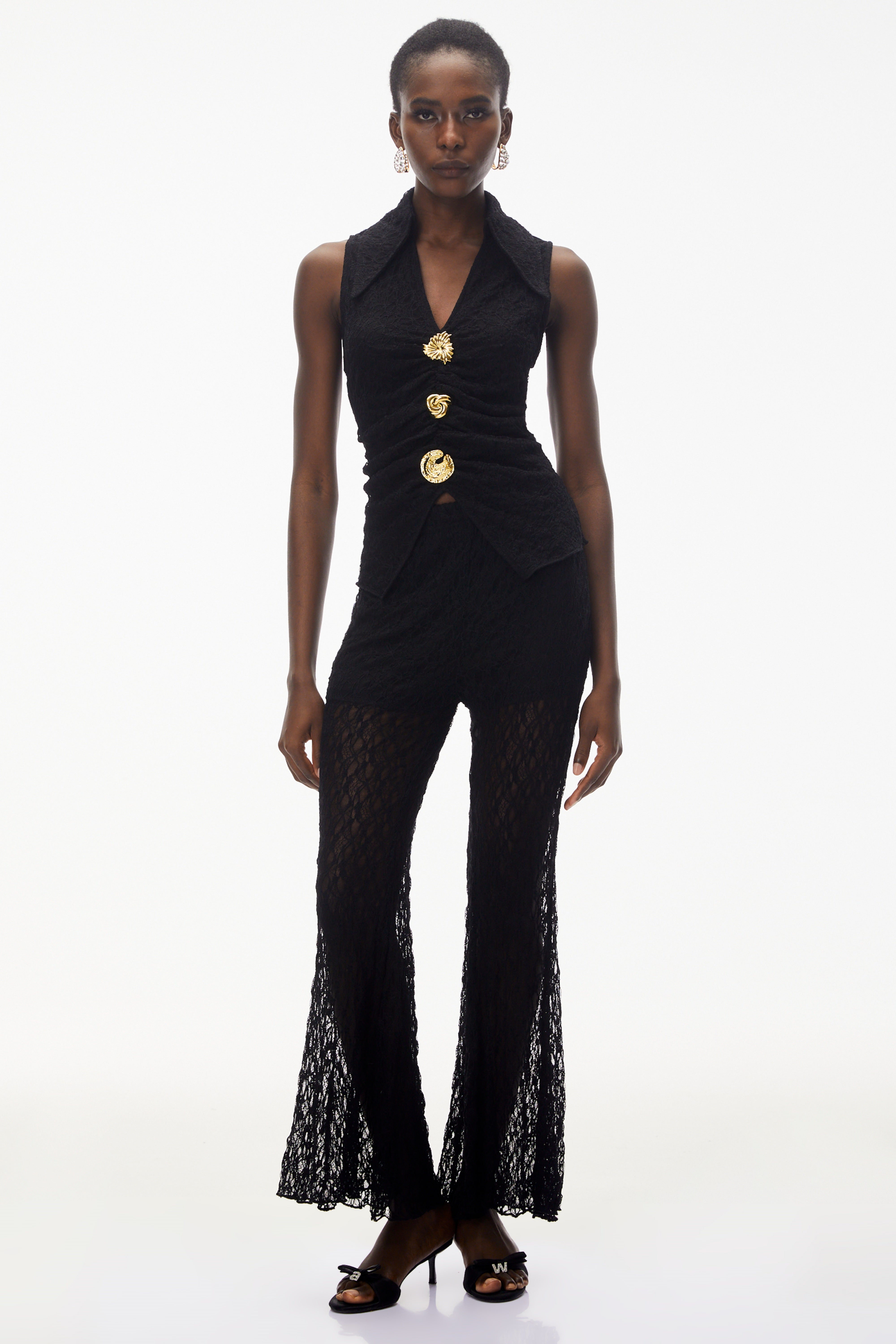 طقم ليلى المكون من بلوزة سوداء بلا أكمام وبنطال من الدانتيل