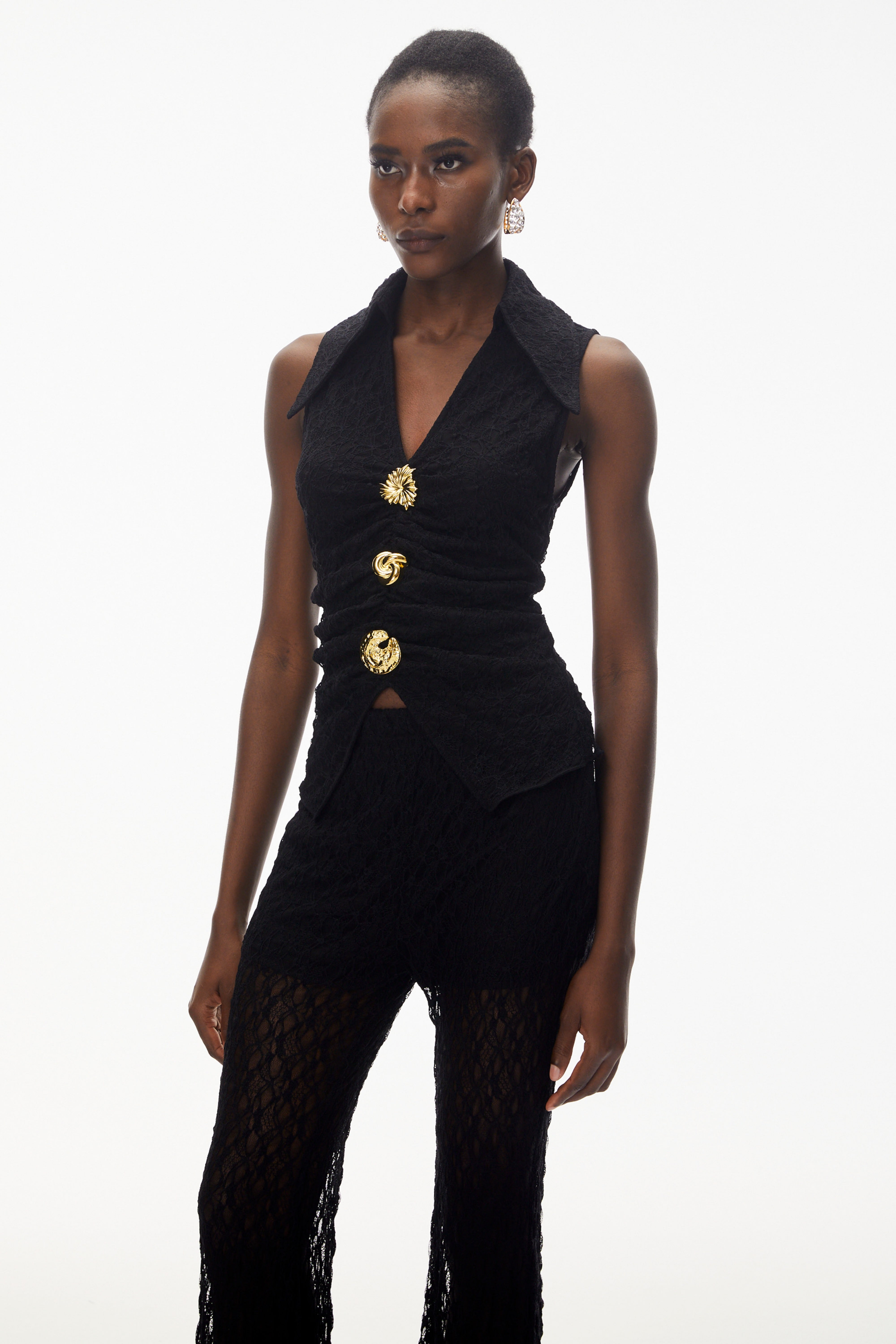 طقم ليلى المكون من بلوزة سوداء بلا أكمام وبنطال من الدانتيل