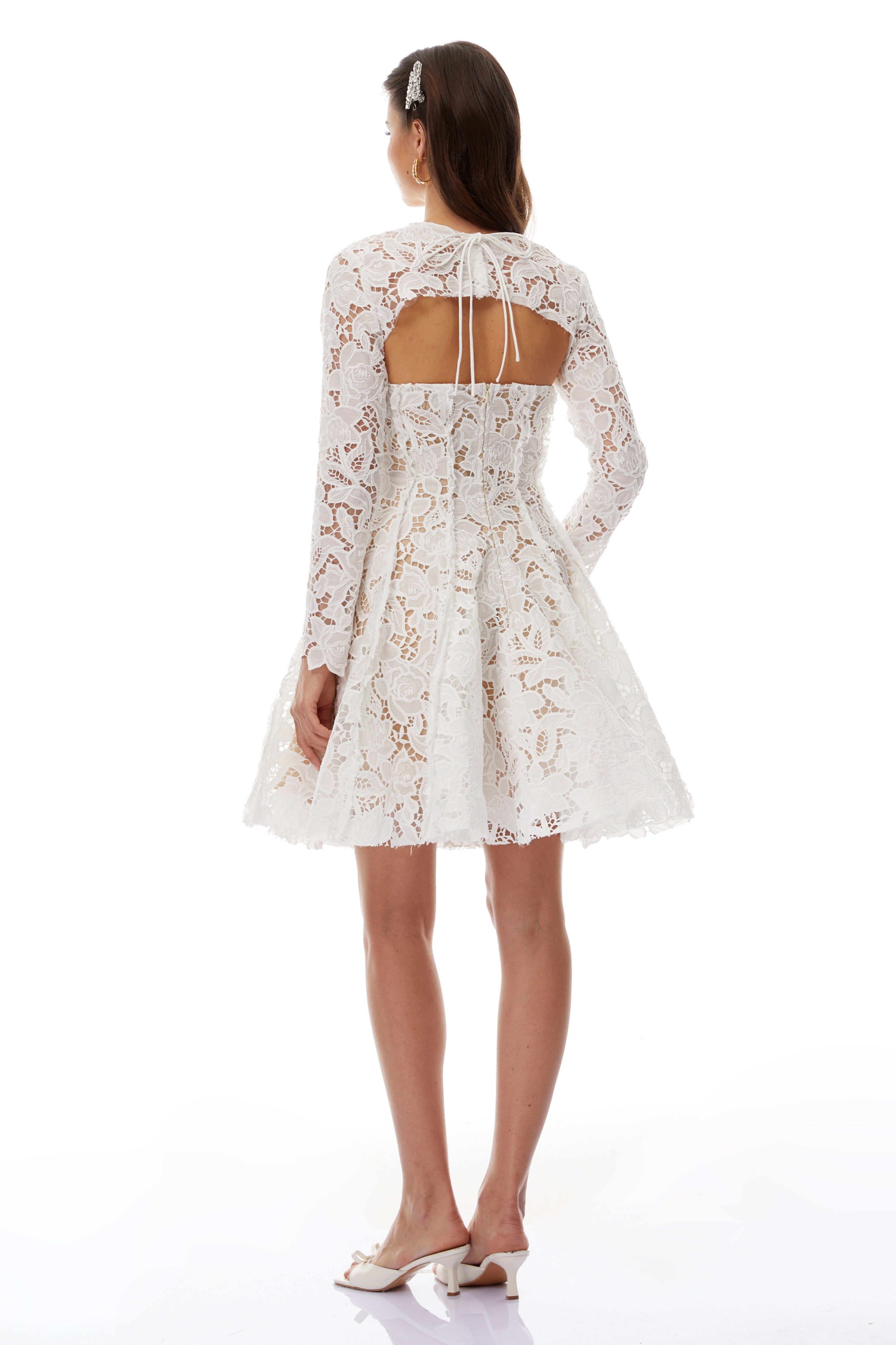 فستان قصير أبيض من الدانتيل مع كاب من الدانتيل