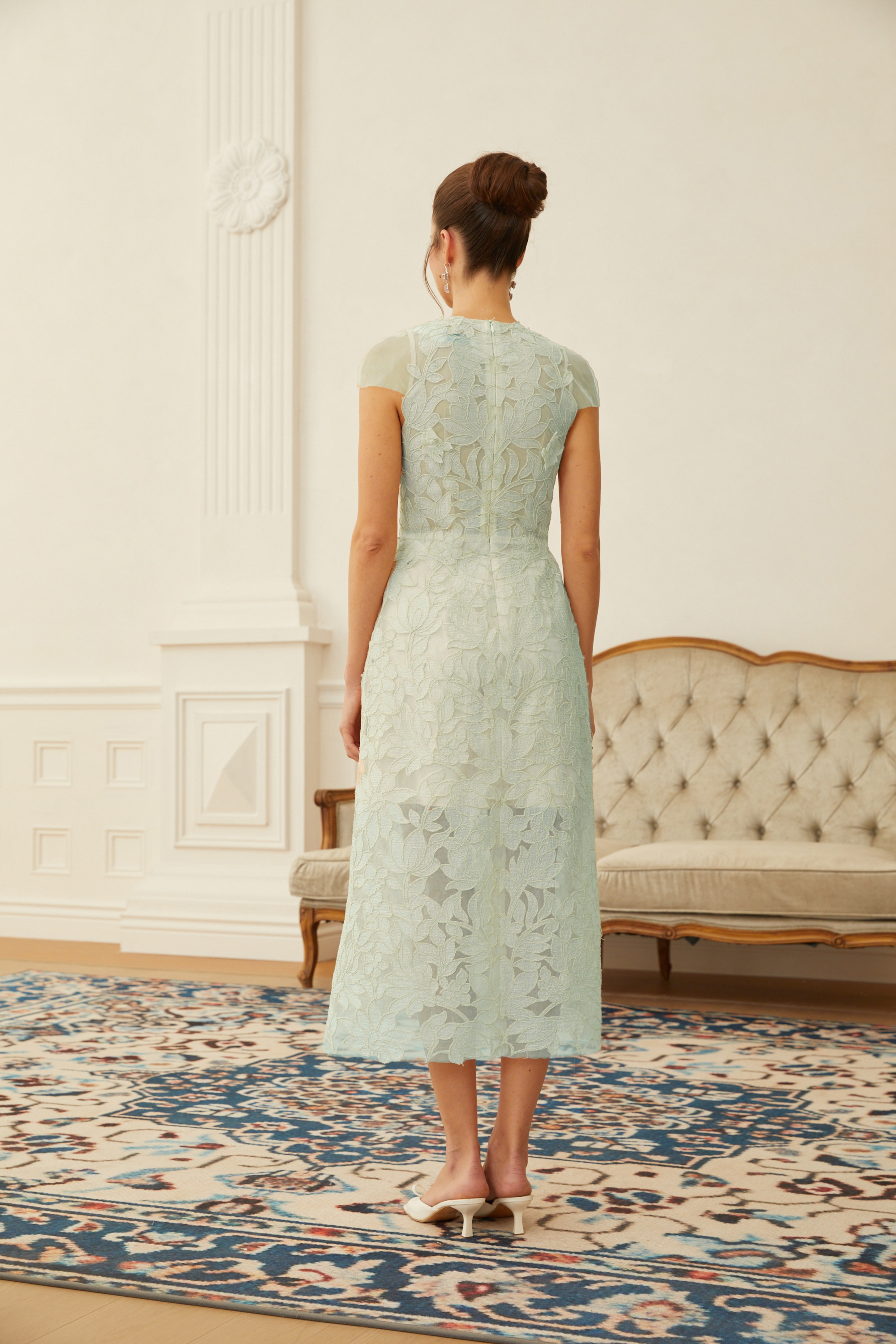 Midi-Kleid mit V-Ausschnitt und grüner Blumenapplikation von Linnea