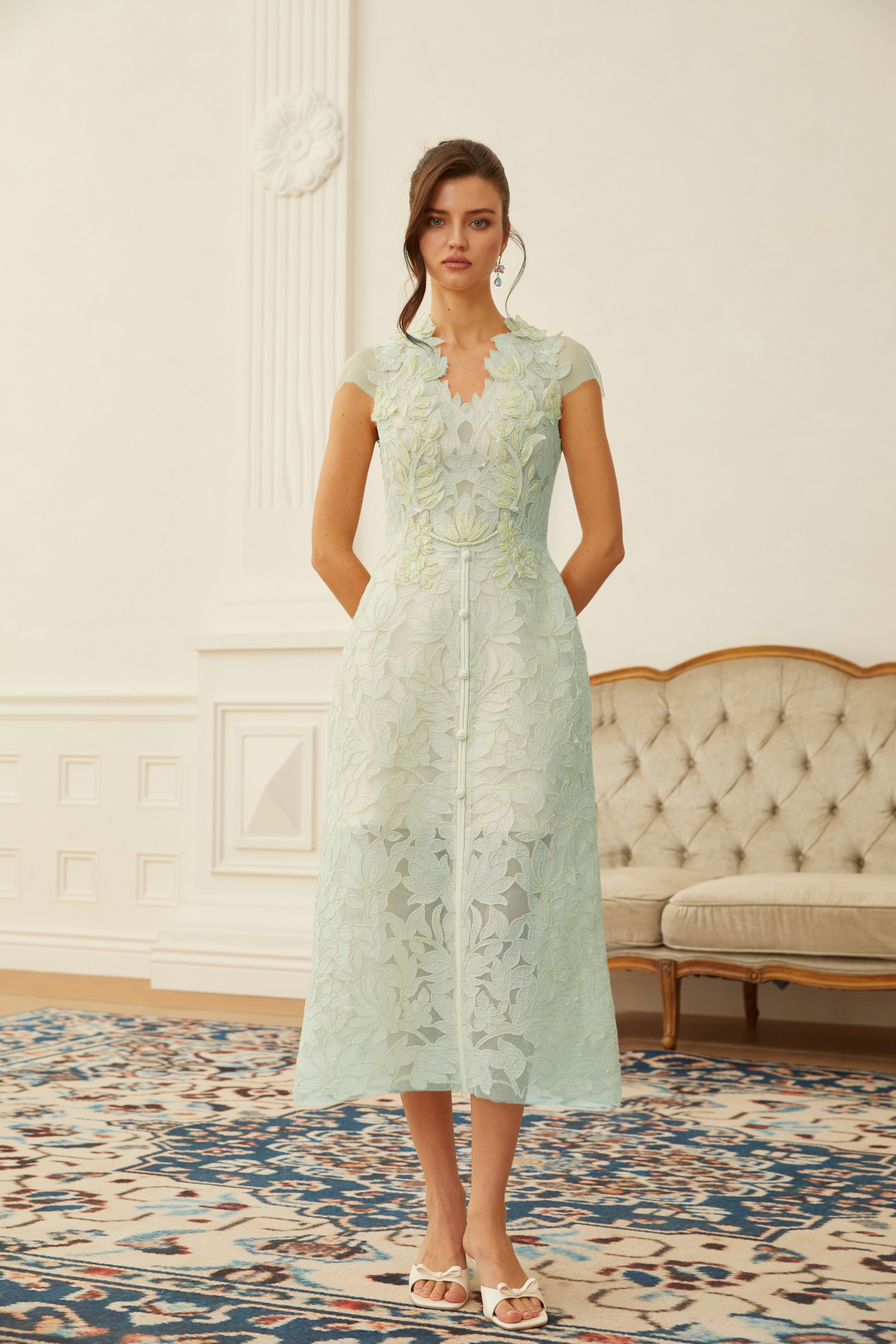 Midi-Kleid mit V-Ausschnitt und grüner Blumenapplikation von Linnea