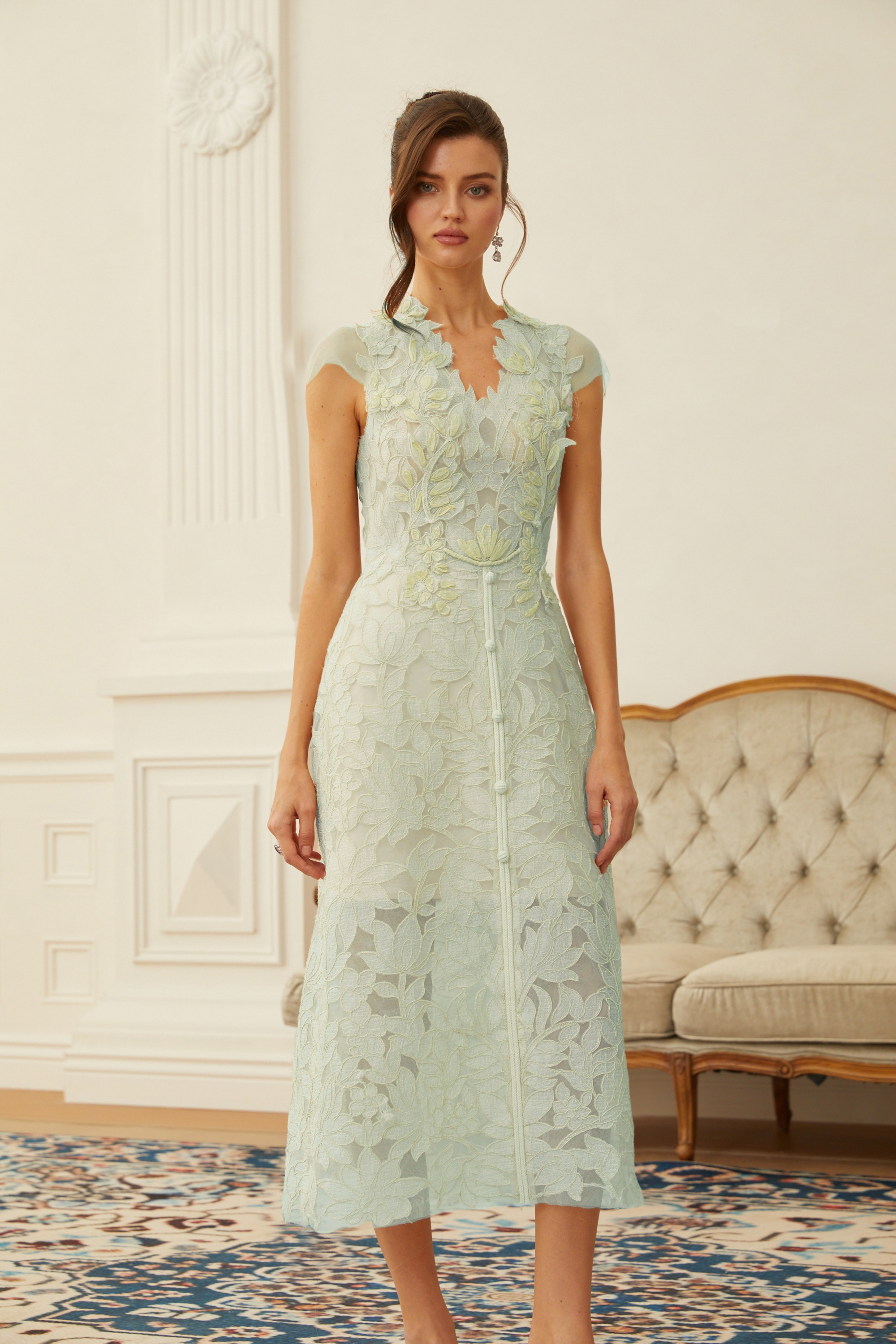 Midi-Kleid mit V-Ausschnitt und grüner Blumenapplikation von Linnea