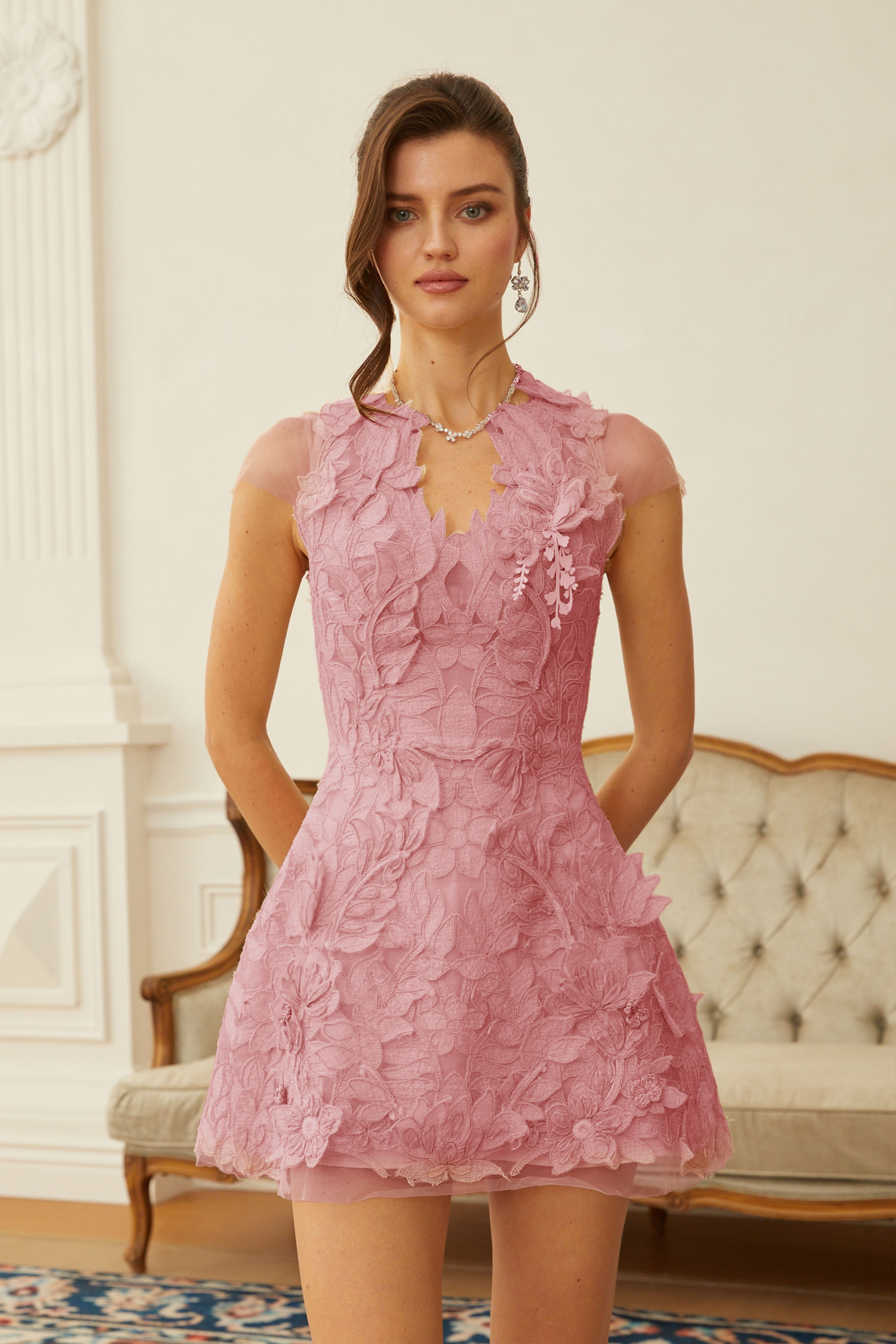 فستان قصير برقبة على شكل V من Linnea مزين بزخارف زهرية