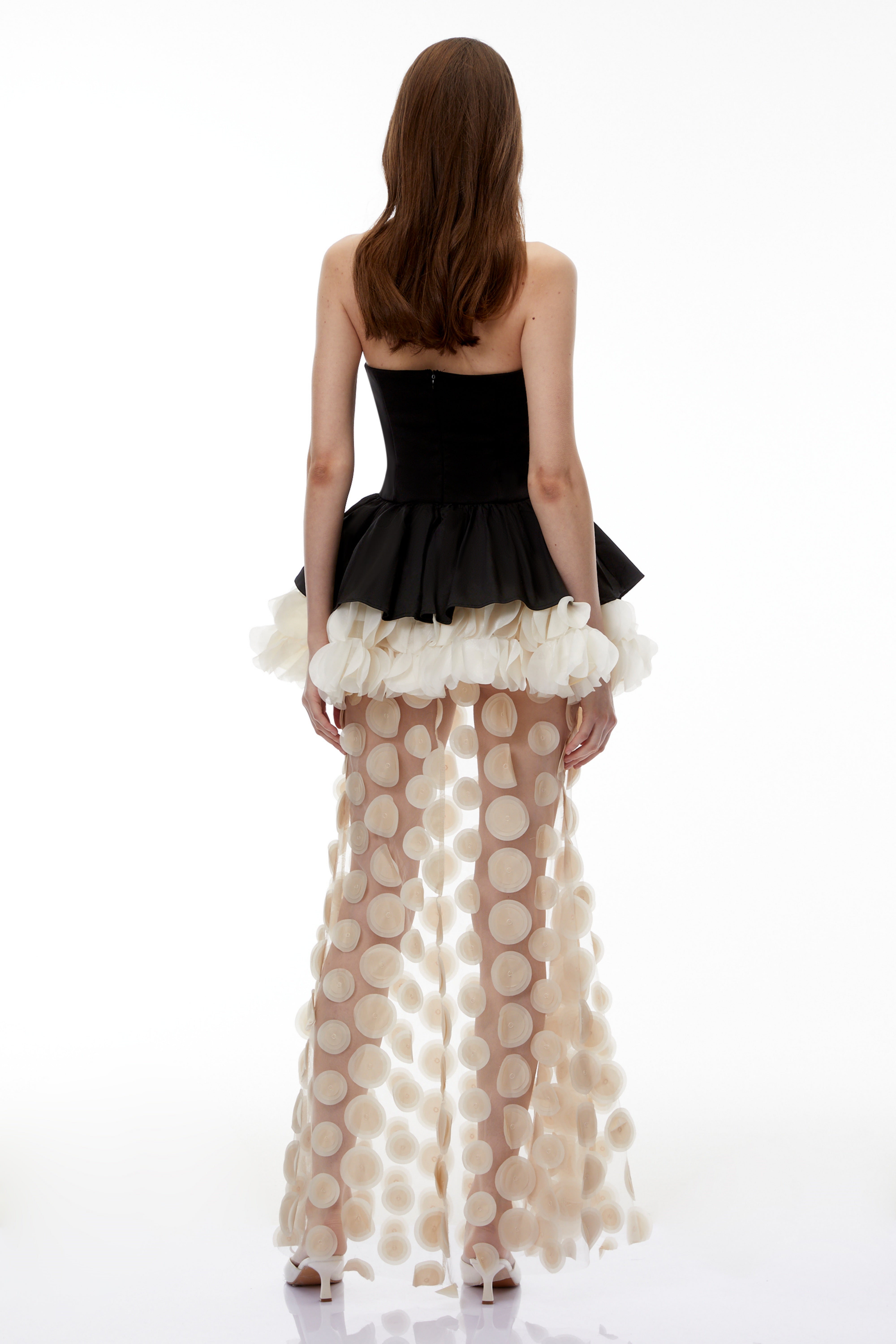 Schwarzes schulterfreies Maxikleid von Lioren mit Blumenapplikation