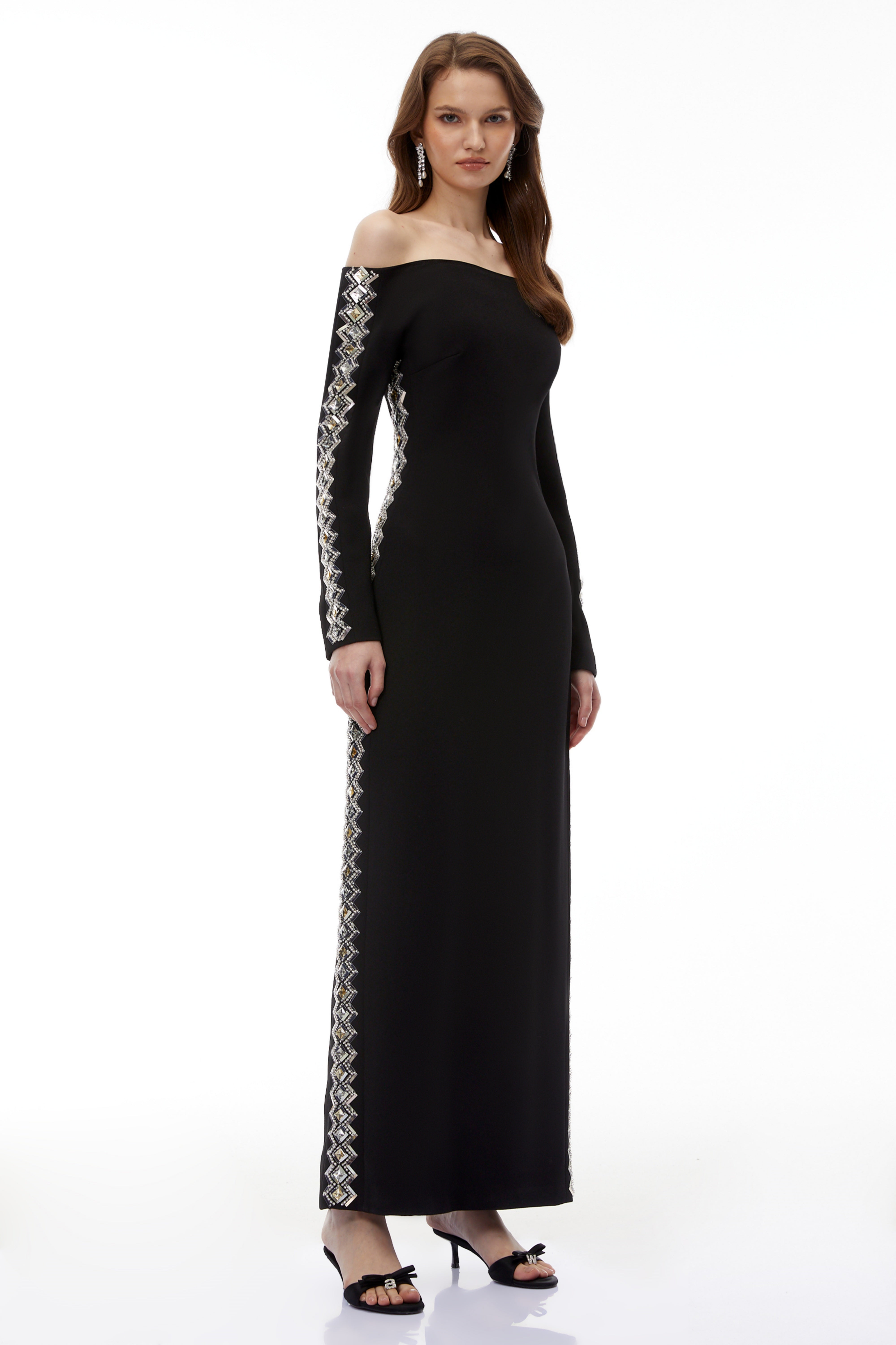 فستان طويل أسود مكشوف الكتفين ومزين من لوريلي