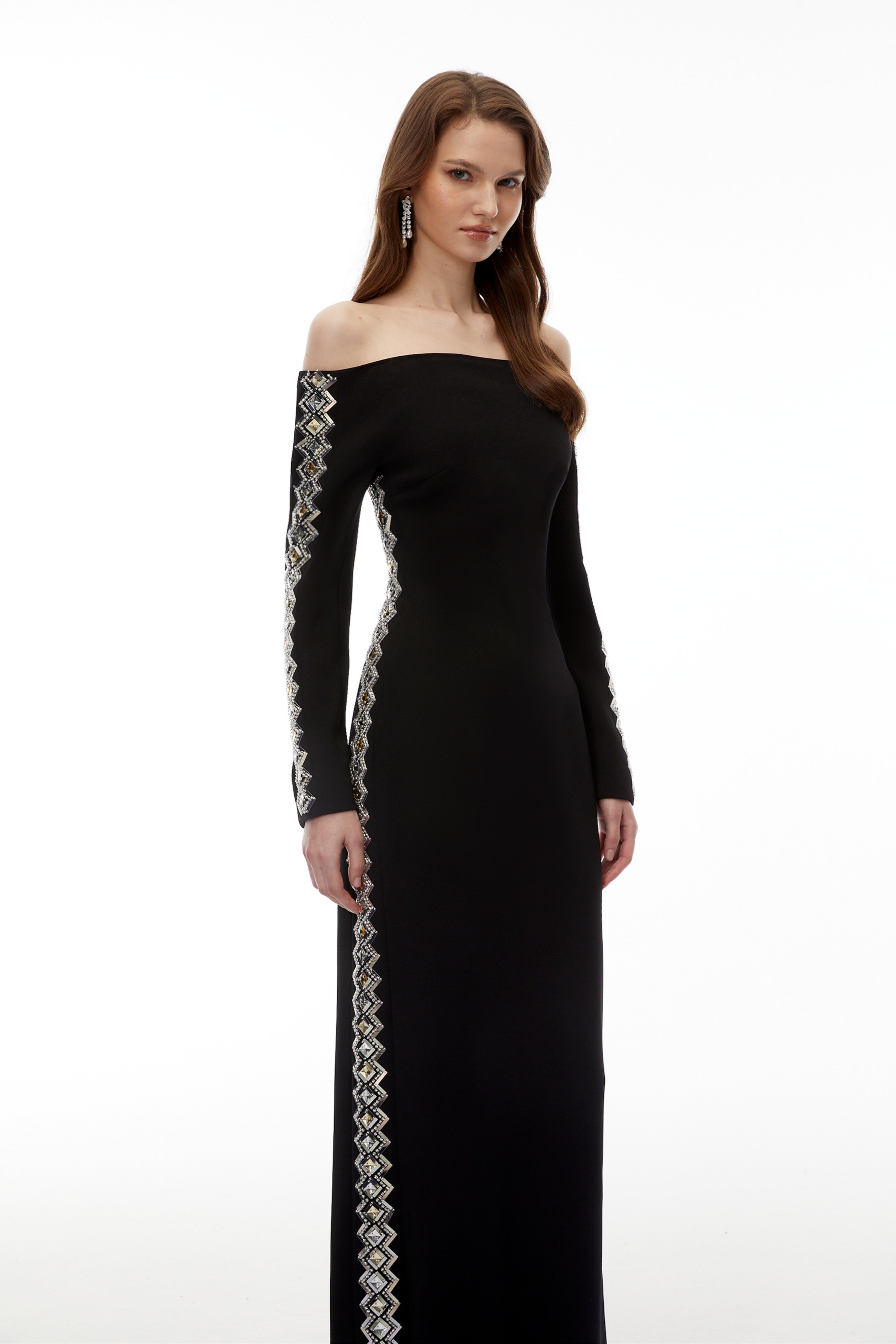 فستان طويل أسود مكشوف الكتفين ومزين من لوريلي