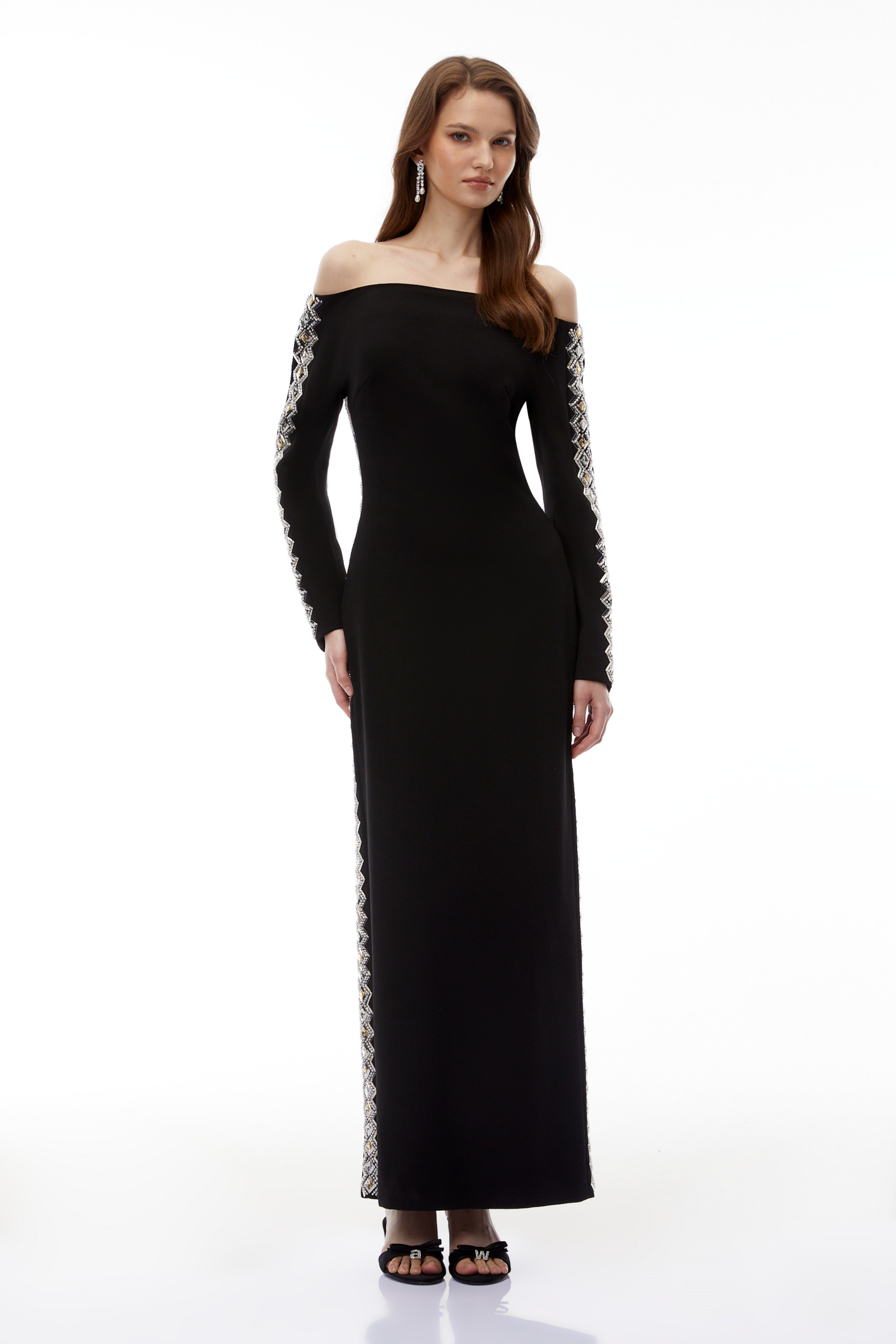 فستان طويل أسود مكشوف الكتفين ومزين من لوريلي