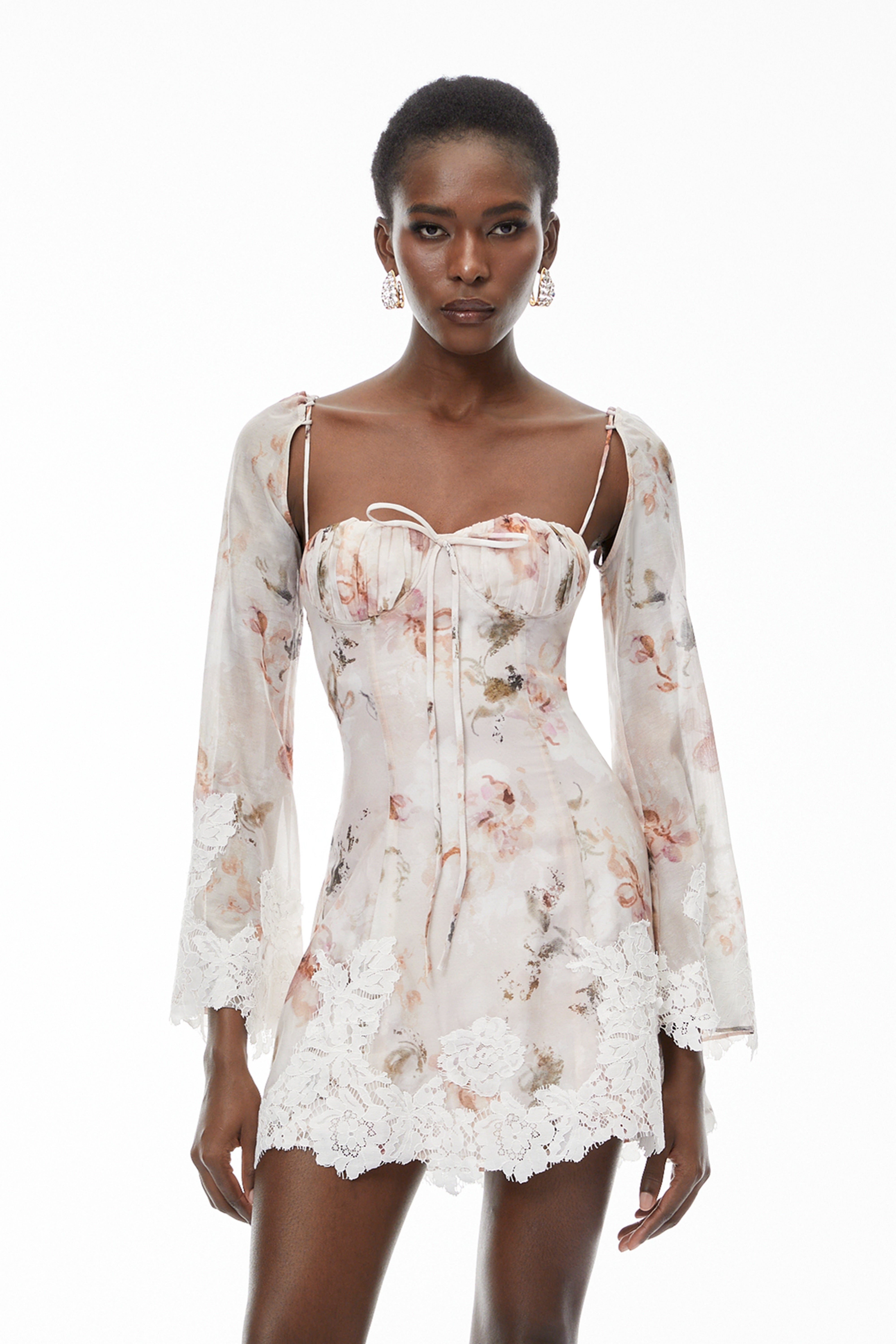 Lourdes – Minikleid in Rosa mit Blumenmuster und Spitzenbesatz