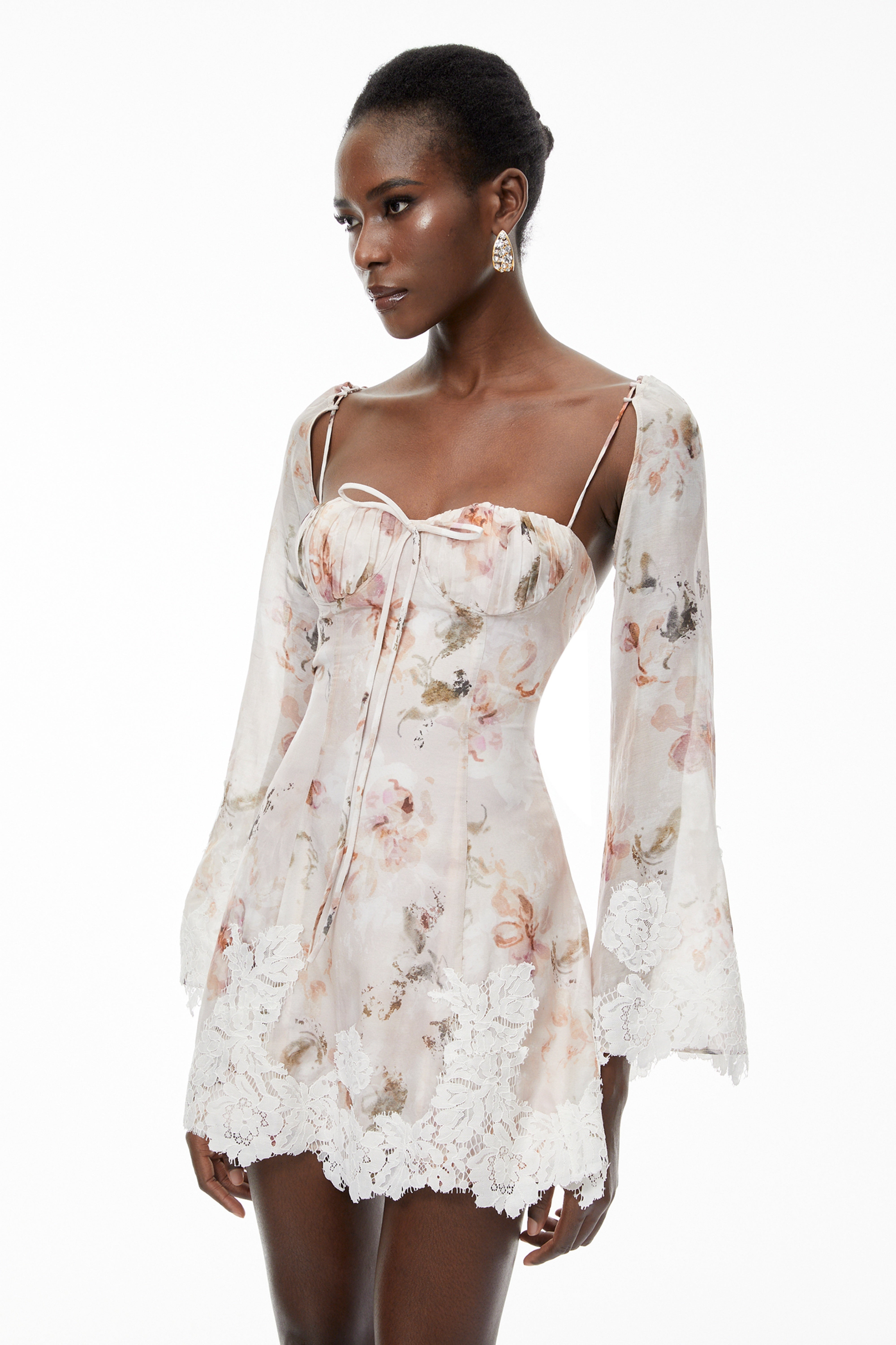 Lourdes – Minikleid in Rosa mit Blumenmuster und Spitzenbesatz