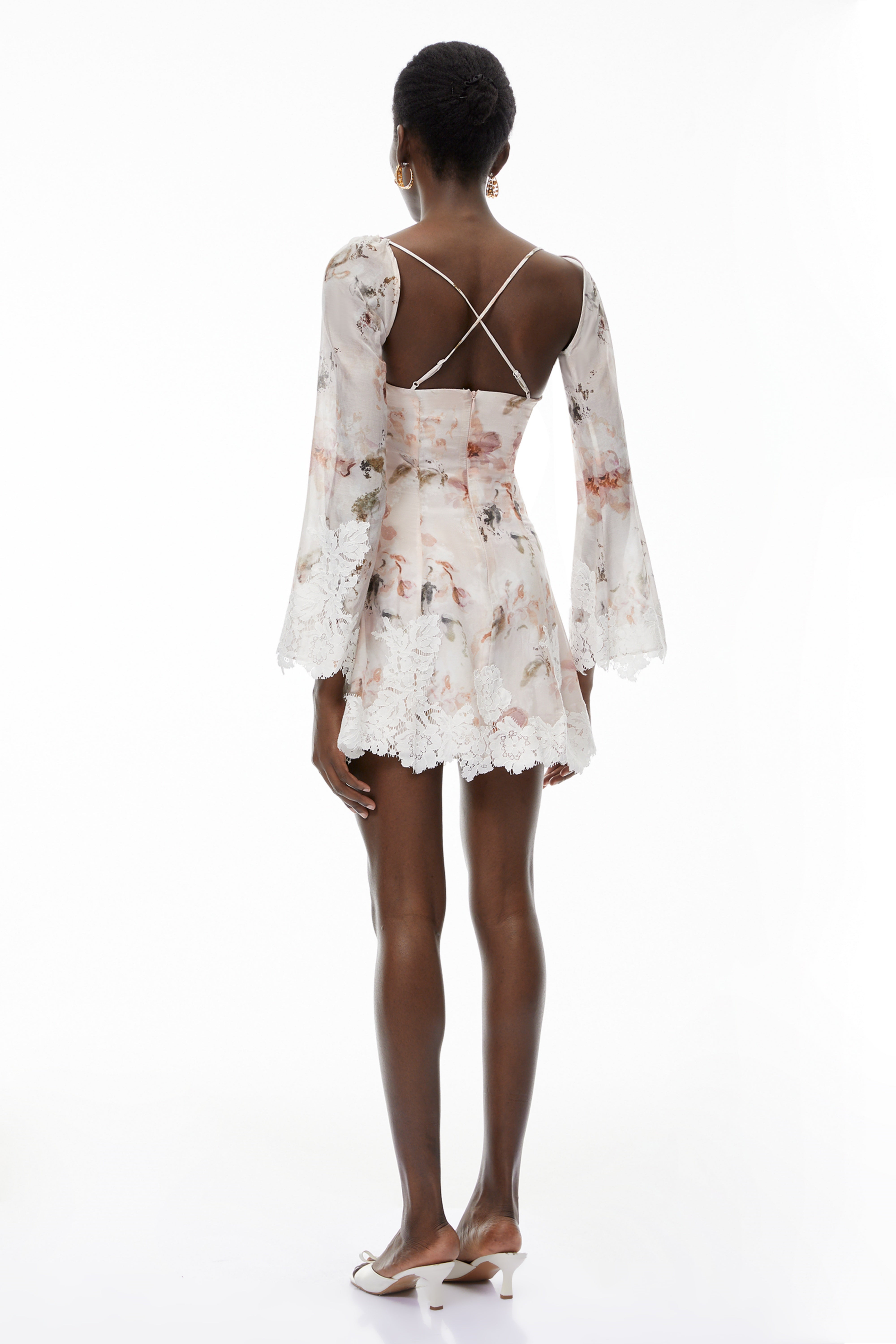 Lourdes – Minikleid in Rosa mit Blumenmuster und Spitzenbesatz