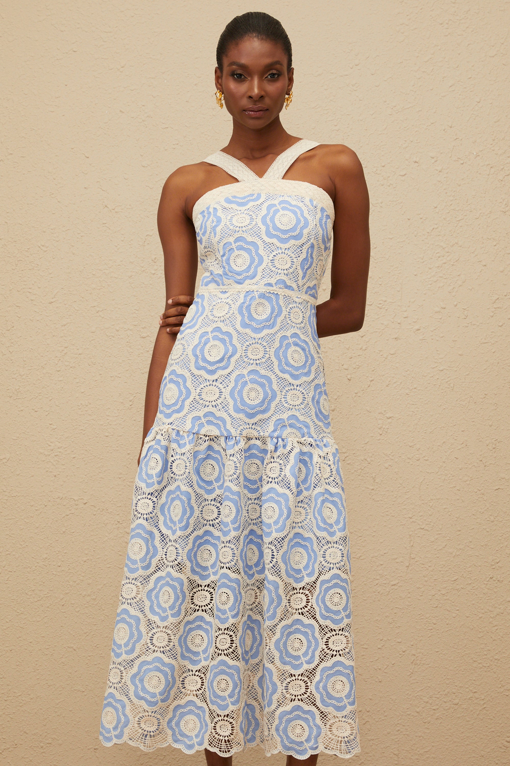 فستان فريفول الأزرق متوسط الطول مزين بالزهور والكروشيه