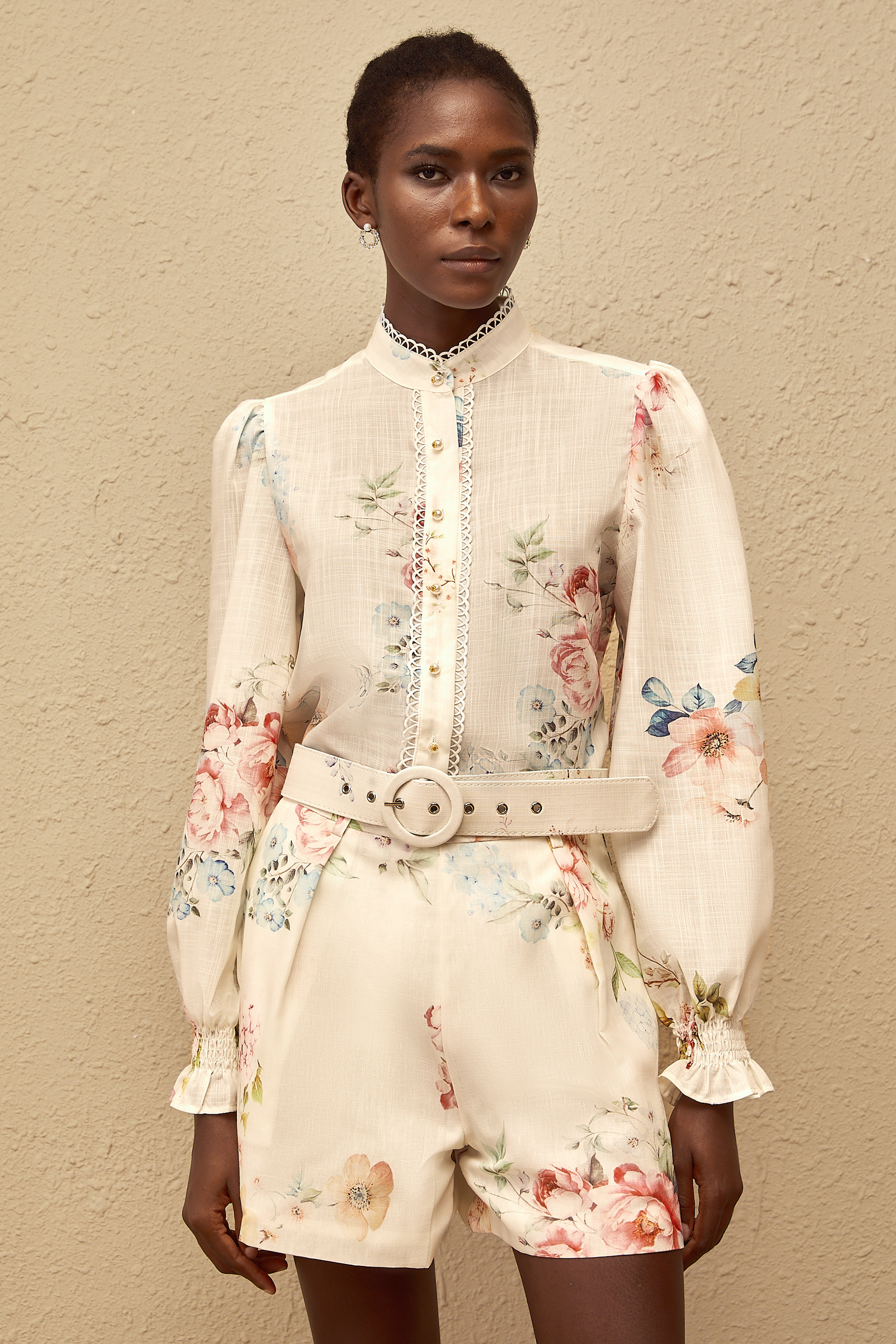 طقم قميص وشورت بطبعة زهور باللون الأبيض العنبر