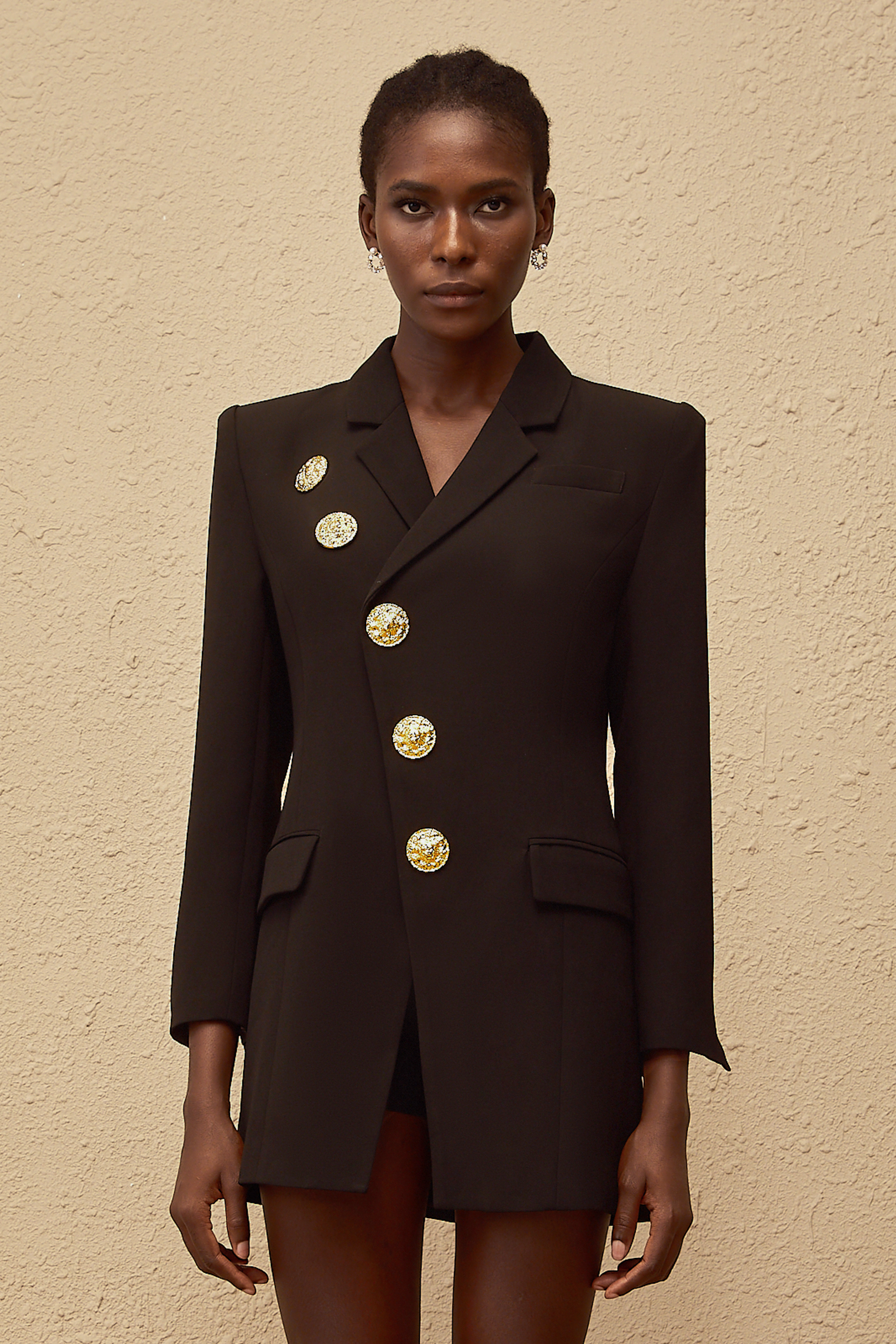 Clémence Schwarzer Blazer mit diagonaler Knopfleiste