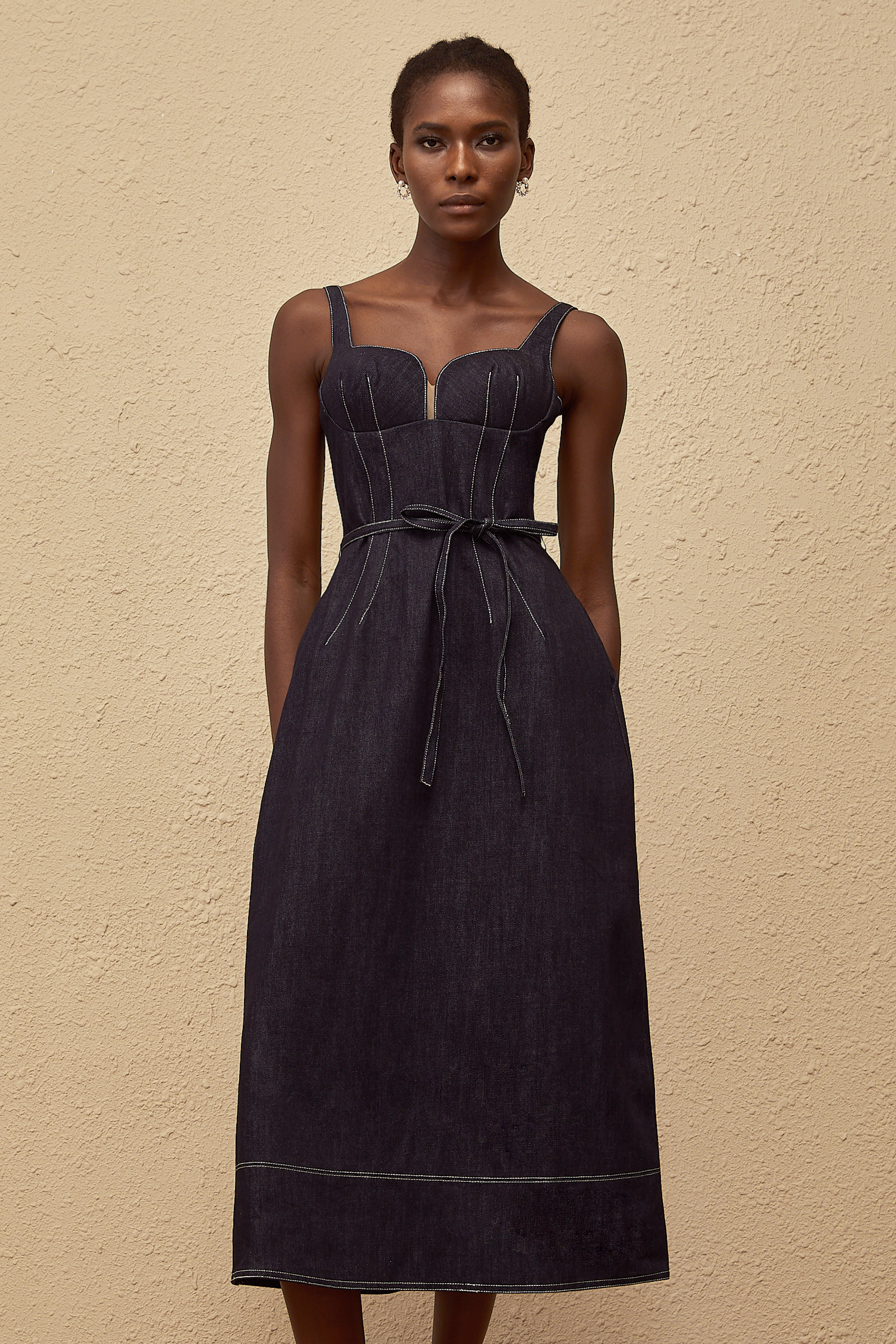 فستان Éclat أزرق نيلي متوسط الطول من الدنيم