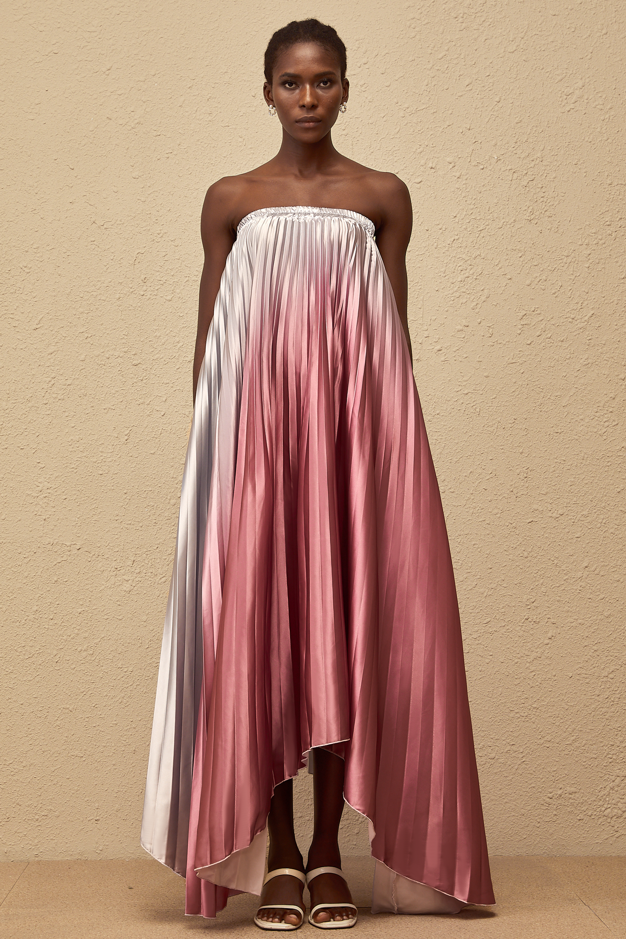 Irini – Plissiertes Maxikleid mit Farbverlauf in Pink