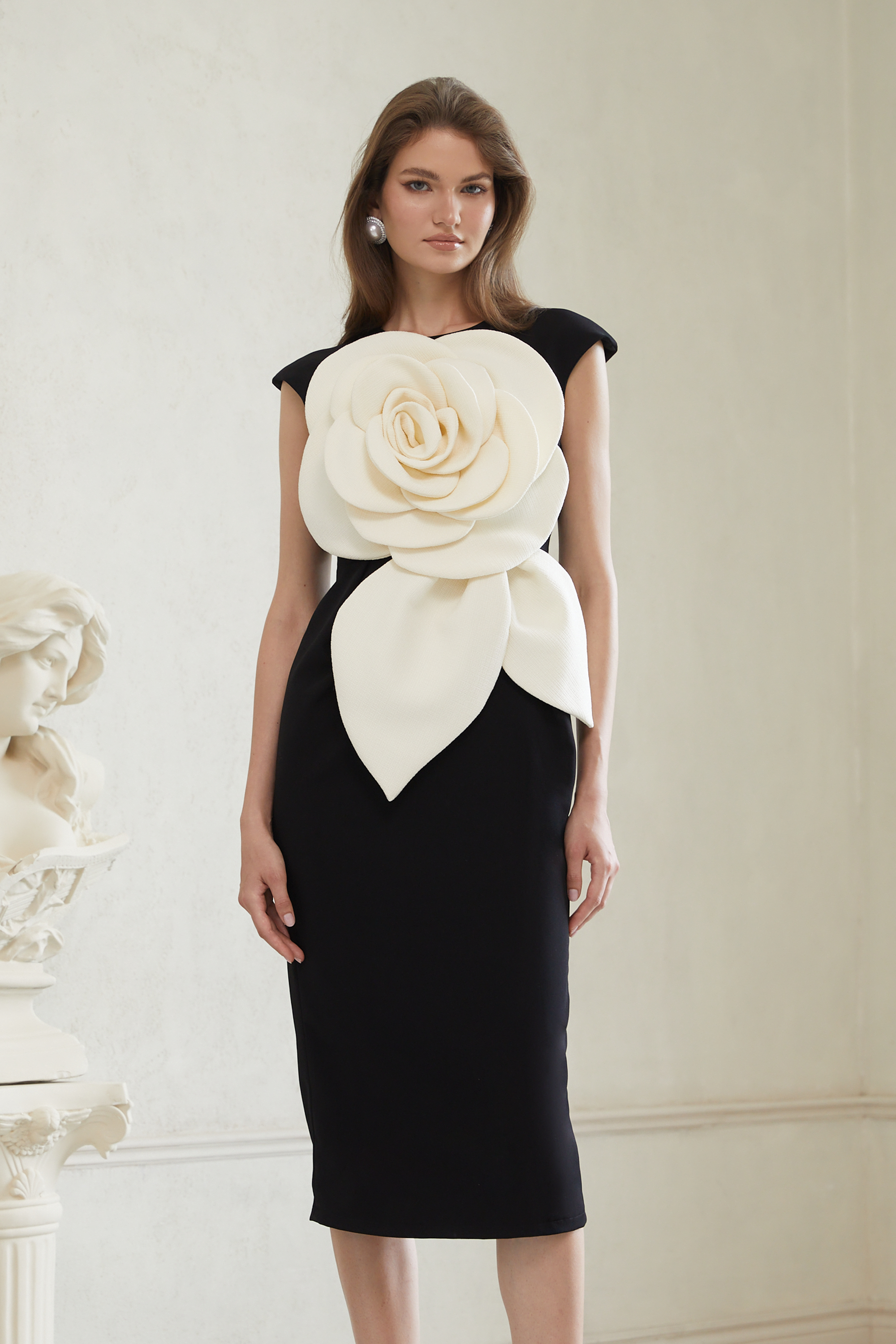 Aurélienne – Schwarzes Midi-Bleistiftkleid mit 3D-Blütenblättern