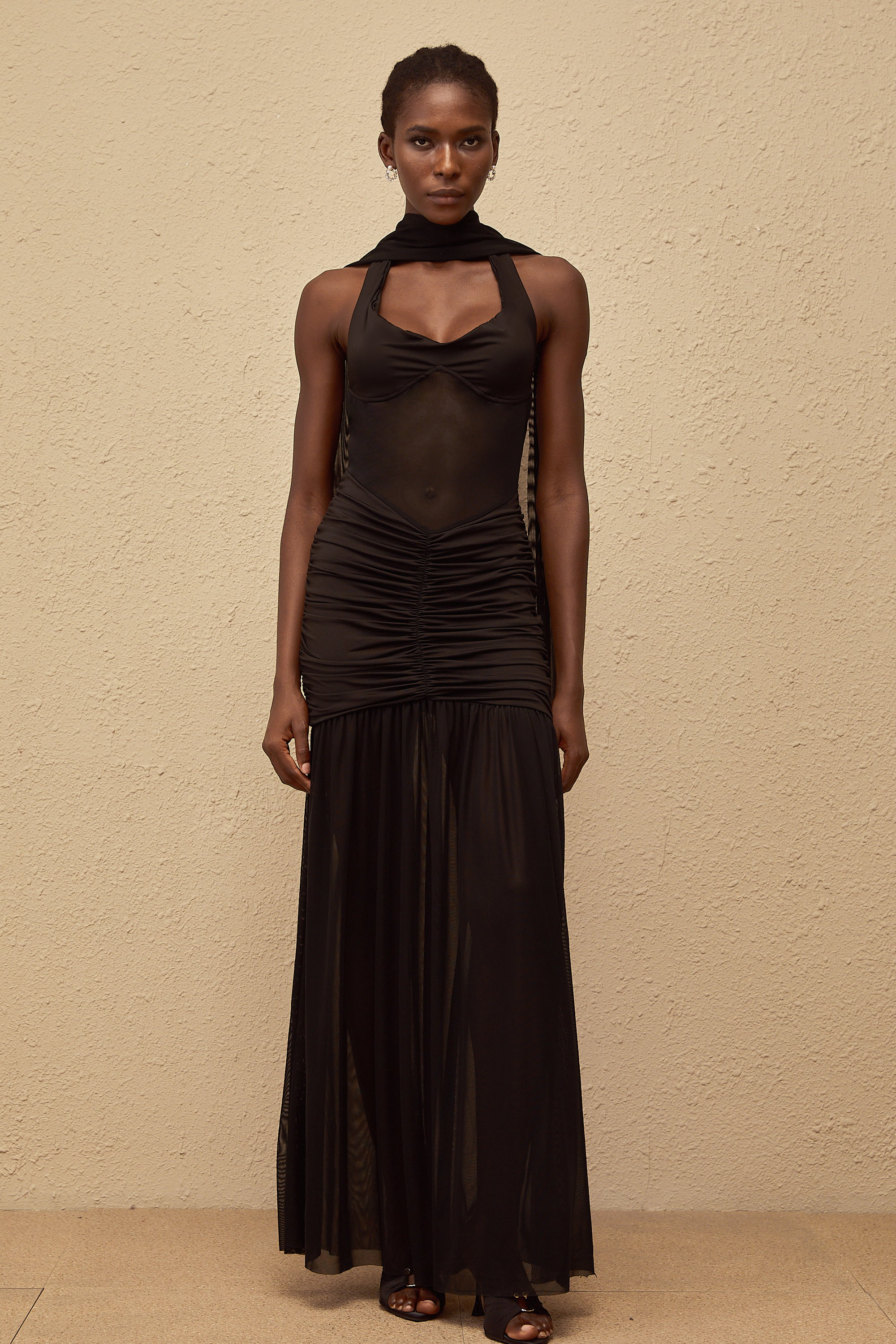 فستان ليانا ماكسي أسود من القماش الشبكي مع كشكشة